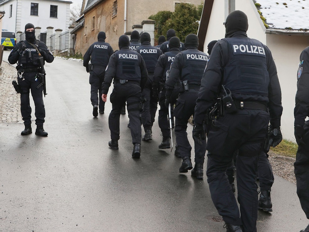 Einsatzkräfte der Polizei laufen zum Jagdschloss Waidmannsheil, während der Durchsuchung durch die Polizei.