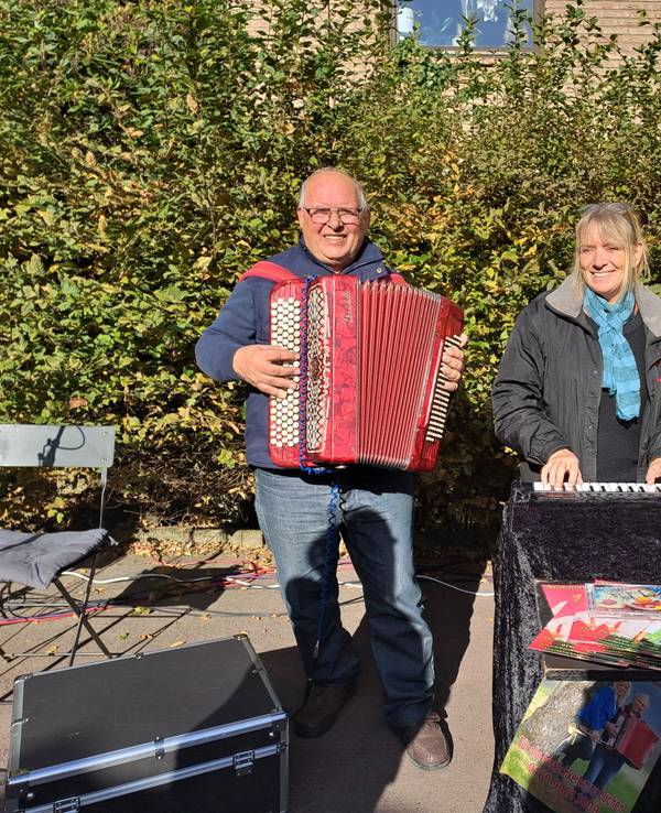 Kölner Gesangsduo singt auf Parkplatz
