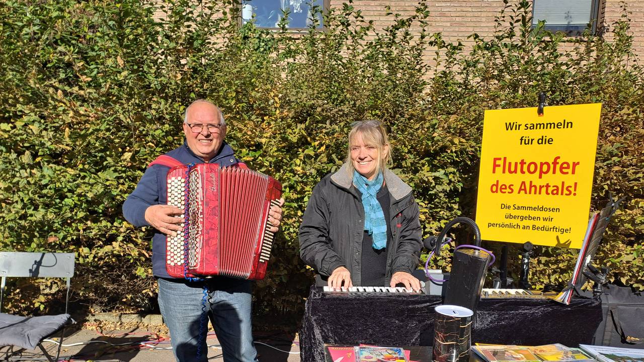 Kölner Gesangsduo singt auf Parkplatz