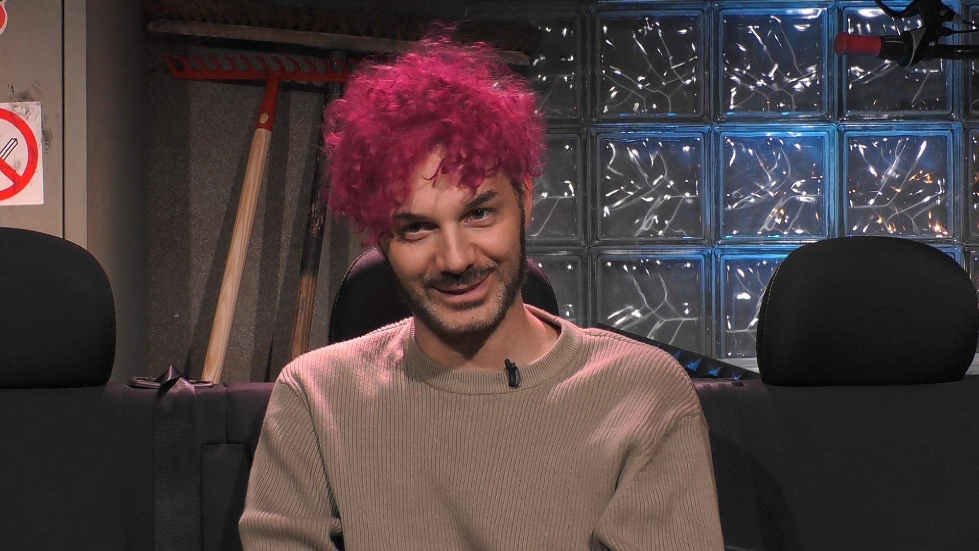 Sam Dylan lächelt im „Promi Big Brother“-Sprechzimmer.