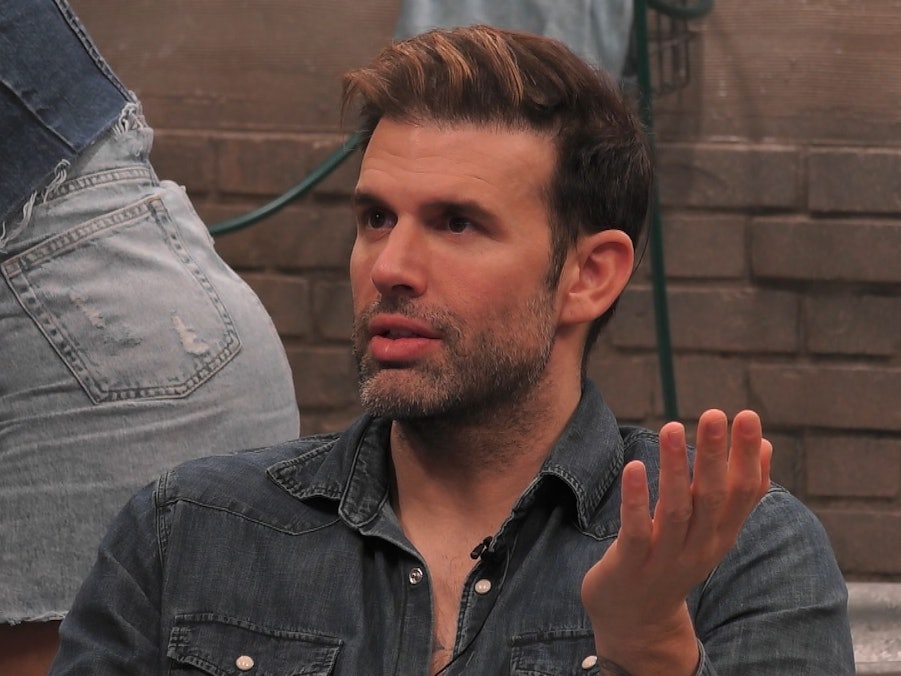 Jay glaubt nicht, dass Rainer gegen Katy chancenlos ist.
Promi Big Brother 2022