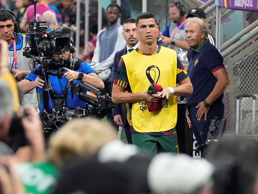 Cristiano Ronaldo marschiert vor dem WM-Achtelfinale zwischen Portugal und der Schweiz Richtung Ersatzbank. Dort erwartet ihn bereits eine Meute von Fotografinnen und Fotografen.