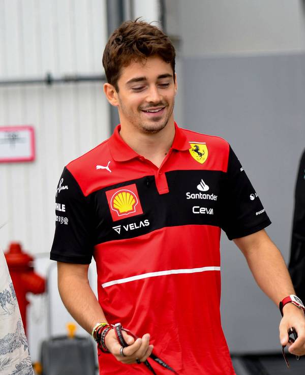 Charles Leclerc und Charlotte Siné vor dem Großen Preis der Formel 1 in Ungarn am 31. Juli 2022.