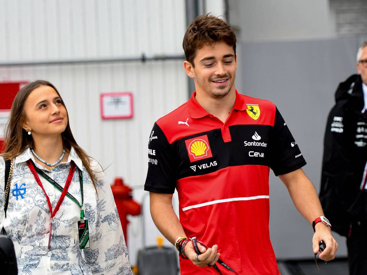 Charles Leclerc und Charlotte Siné vor dem Großen Preis der Formel 1 in Ungarn am 31. Juli 2022.