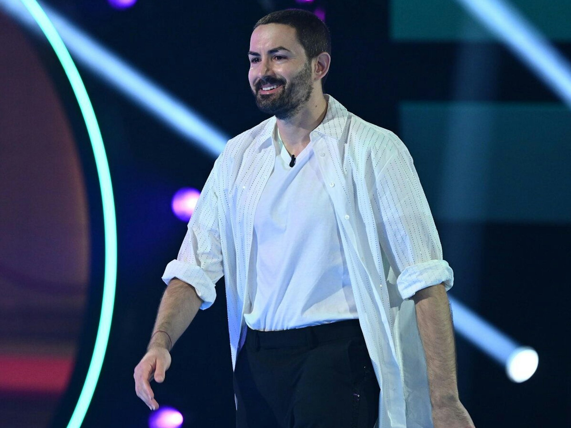 Menderes Bağcı im Studio von Promi Big Brother.