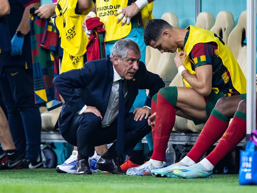 Portugal gegen Schweiz im WM-Achtelfinale: Trainer Fernando Santos (l) spricht mit Portugals Cristiano Ronaldo (r).