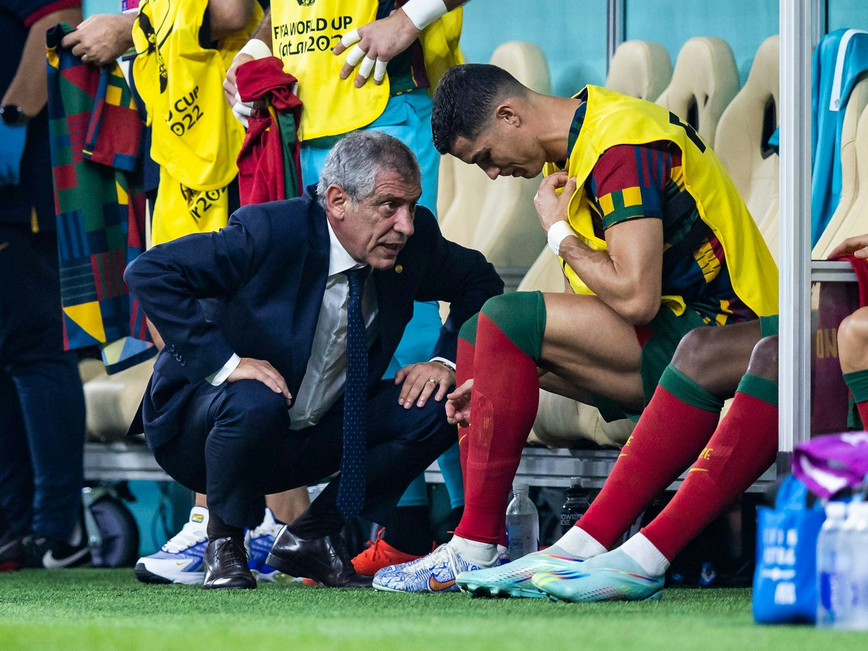 Portugal gegen Schweiz im WM-Achtelfinale: Trainer Fernando Santos (l) spricht mit Portugals Cristiano Ronaldo (r).