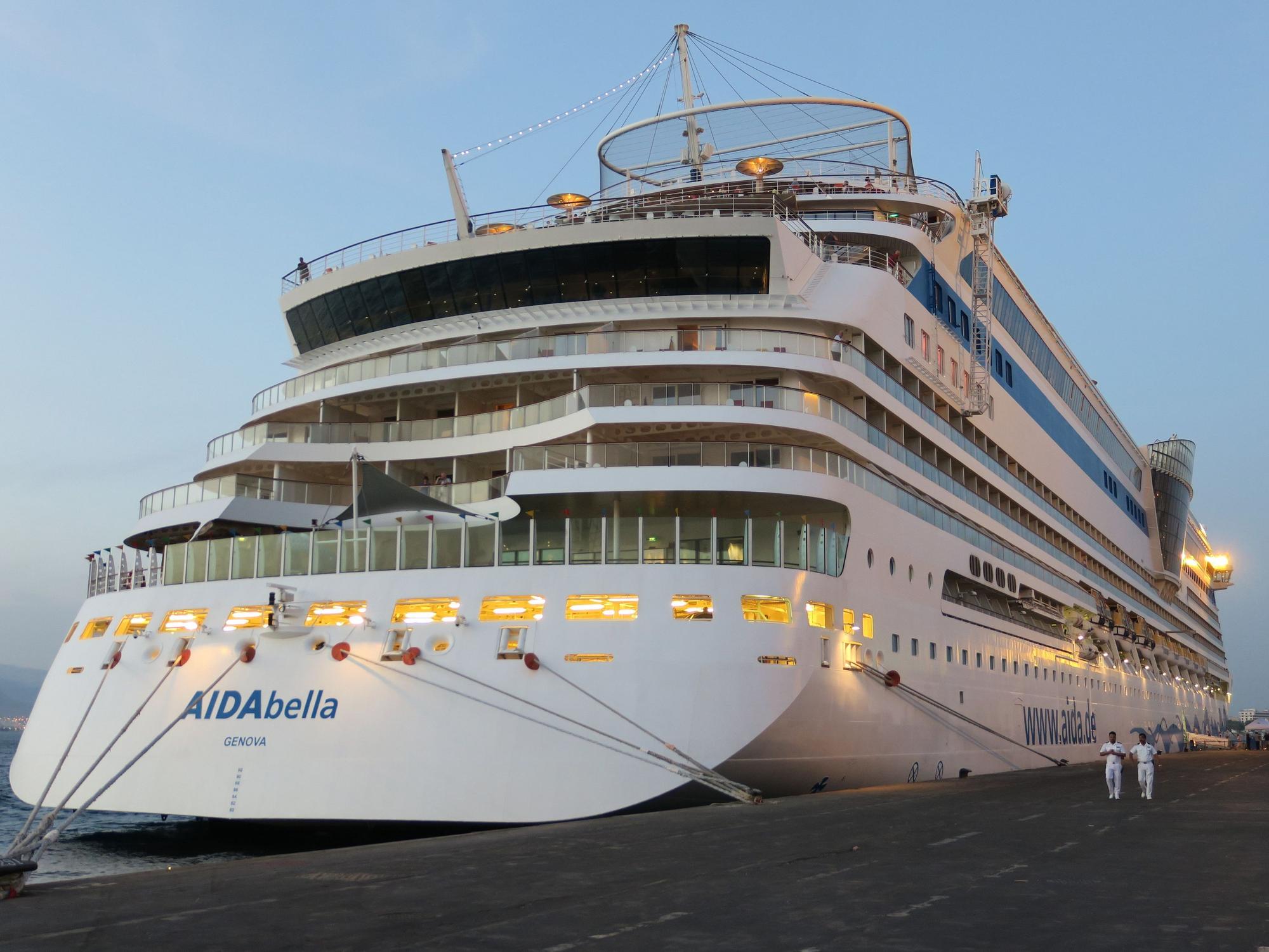 Die „Aidabella“ (Archivbild), hier in Jordanien: Das Kreuzfahrtschiff rammte im Hamburger Hafen eine Kaimauer und wurde dabei beschädigt.