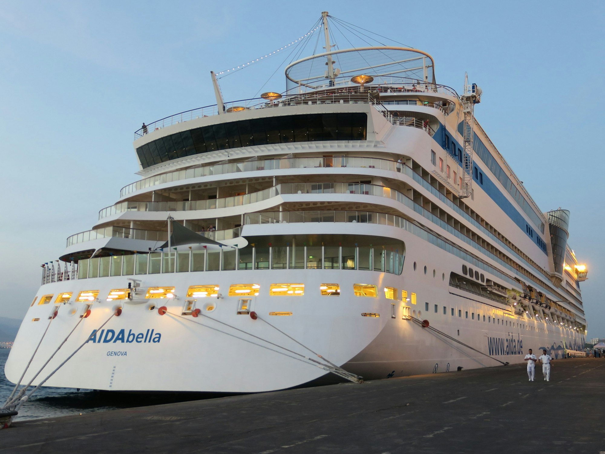 Die „Aidabella“ (Archivbild), hier in Jordanien: Das Kreuzfahrtschiff rammte im Hamburger Hafen eine Kaimauer und wurde dabei beschädigt.