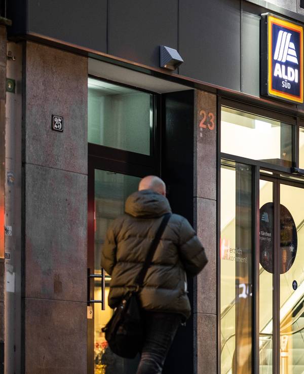 Eine Aldi Süd Filiale steht in einer Fußgängerzone der Düsseldorfer Innenstadt. Aldi und Lidl drängen mit ihren Filialen mehr und mehr in die deutschen Innenstädte. (zu dpa «Vollgas Richtung Innenstadt: Discounter drängen in die Fußgängerzonen») +++ dpa-Bildfunk +++