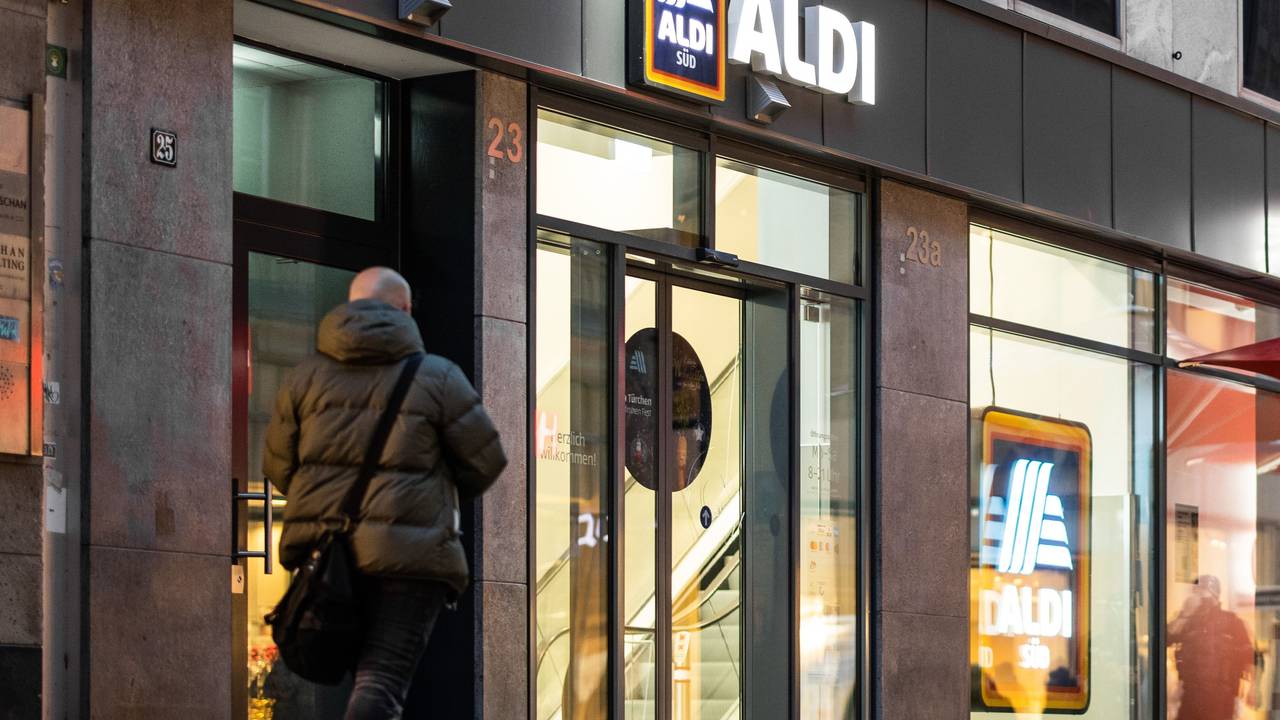 Eine Aldi Süd Filiale steht in einer Fußgängerzone der Düsseldorfer Innenstadt. Aldi und Lidl drängen mit ihren Filialen mehr und mehr in die deutschen Innenstädte. (zu dpa «Vollgas Richtung Innenstadt: Discounter drängen in die Fußgängerzonen») +++ dpa-Bildfunk +++