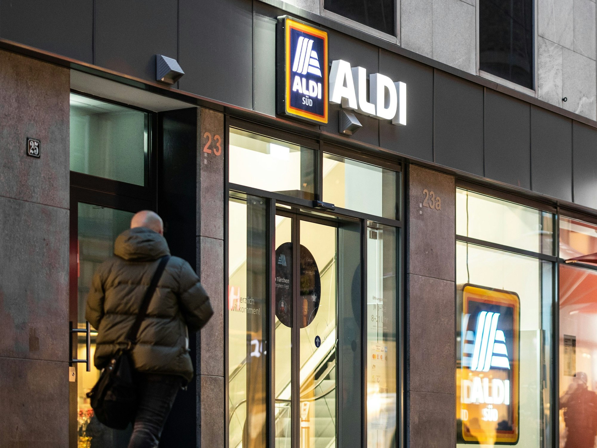 Eine Aldi Süd Filiale steht in einer Fußgängerzone der Düsseldorfer Innenstadt. Aldi und Lidl drängen mit ihren Filialen mehr und mehr in die deutschen Innenstädte. (zu dpa «Vollgas Richtung Innenstadt: Discounter drängen in die Fußgängerzonen») +++ dpa-Bildfunk +++