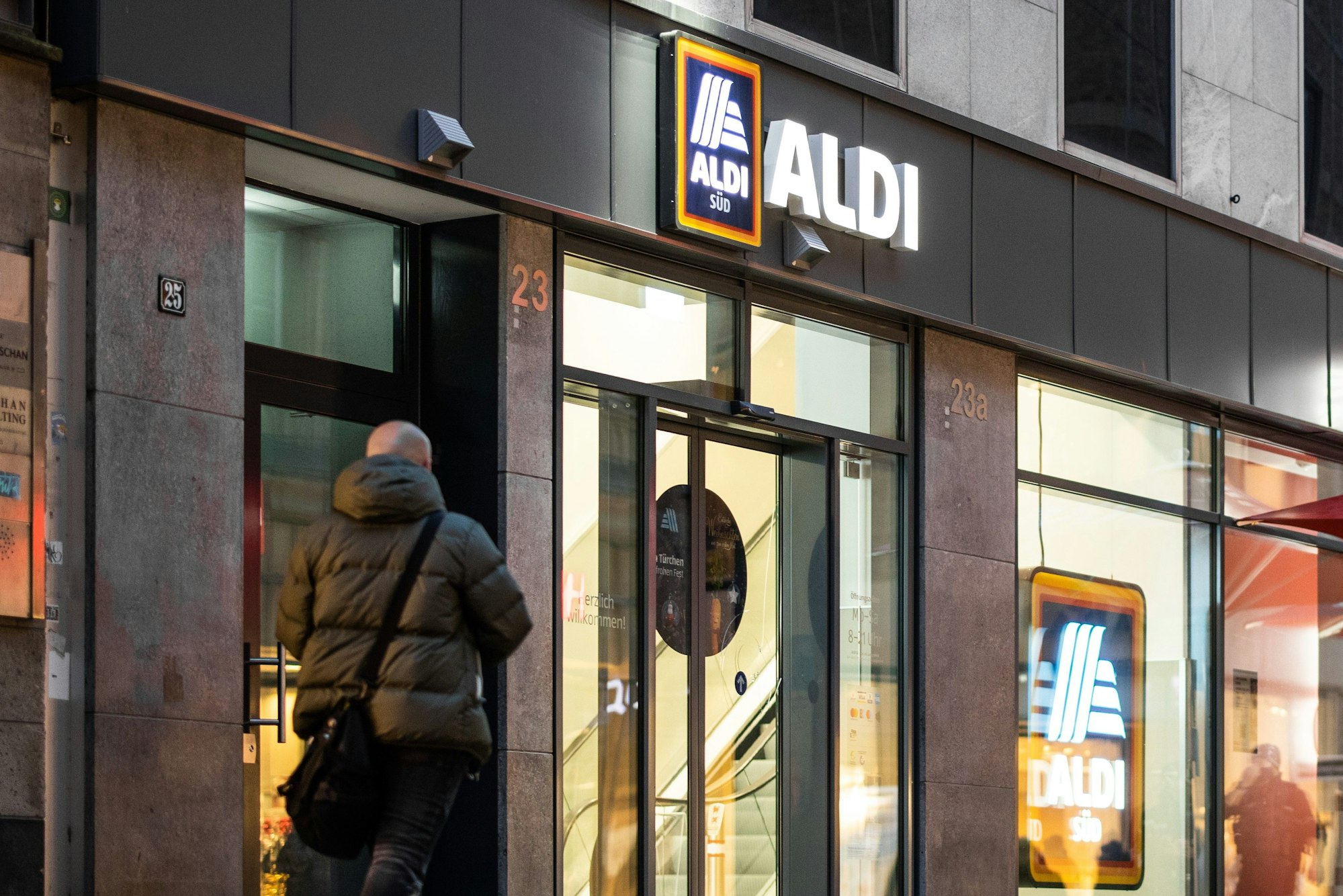 Eine Aldi Süd Filiale steht in einer Fußgängerzone der Düsseldorfer Innenstadt.
