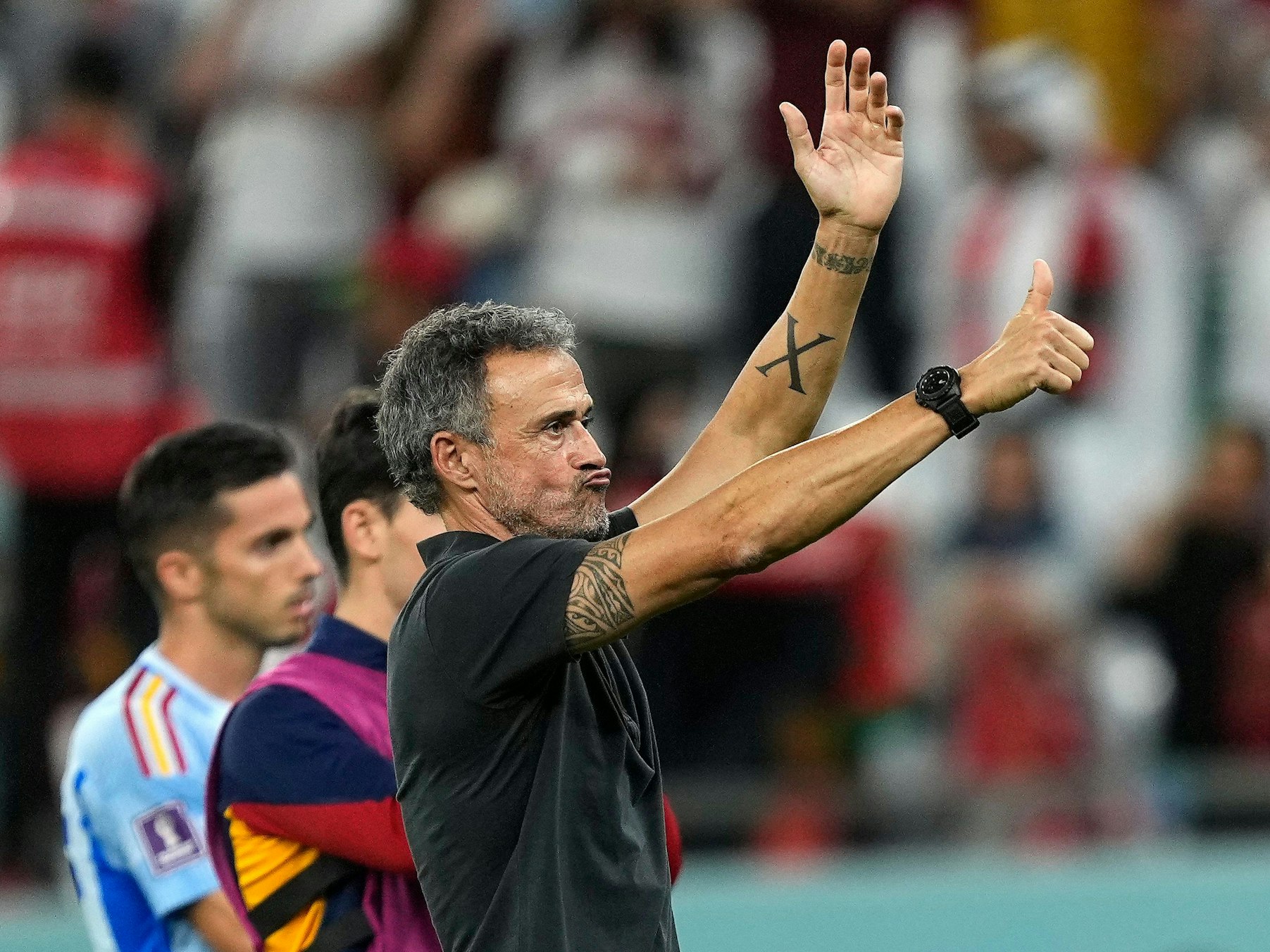 Luis Enrique reagiert bei der WM in Katar nach dem Spanien-Aus in Richtung Fans.