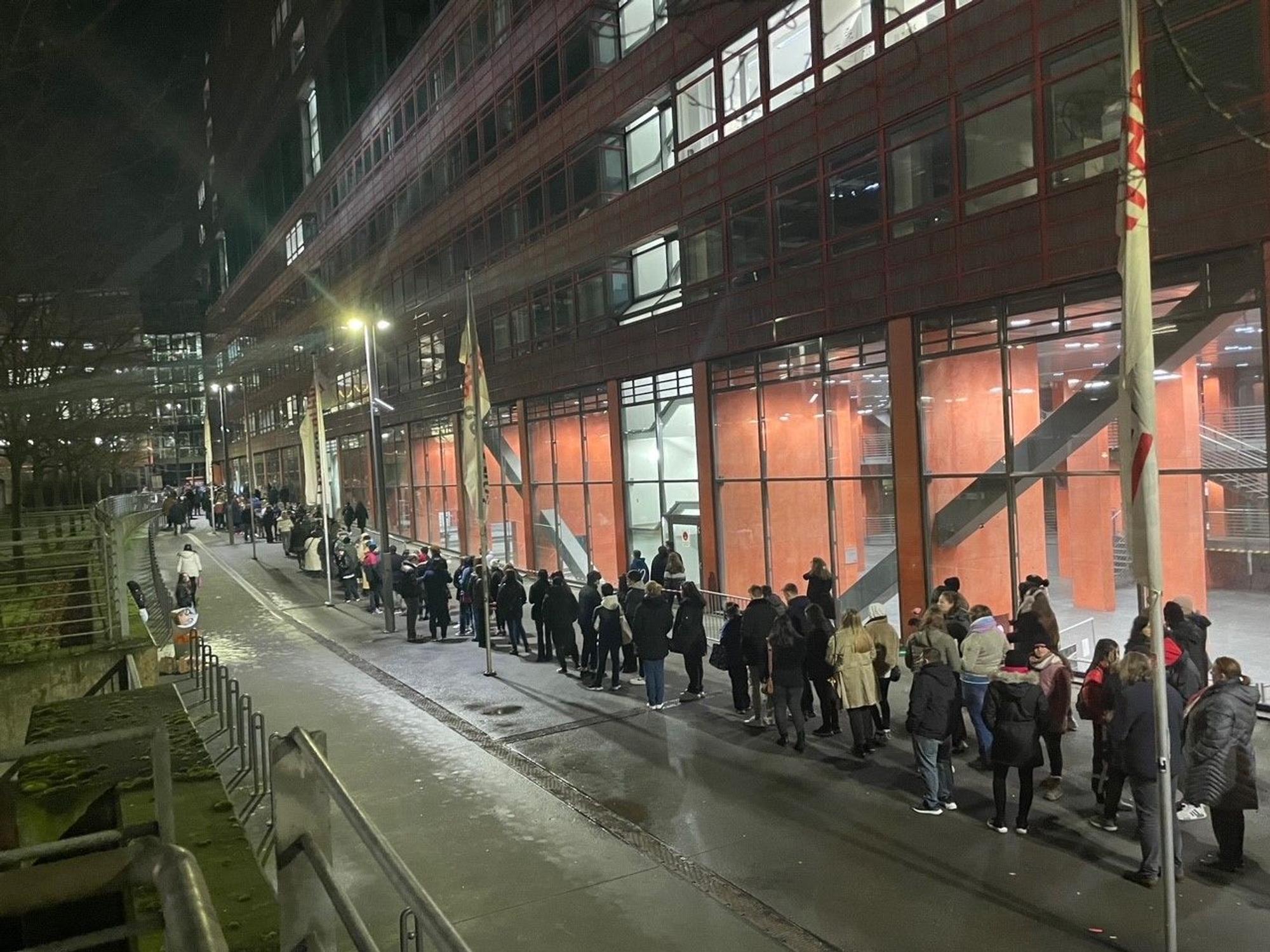 Schlangen auf dem Weg in die Lanxess-Arena