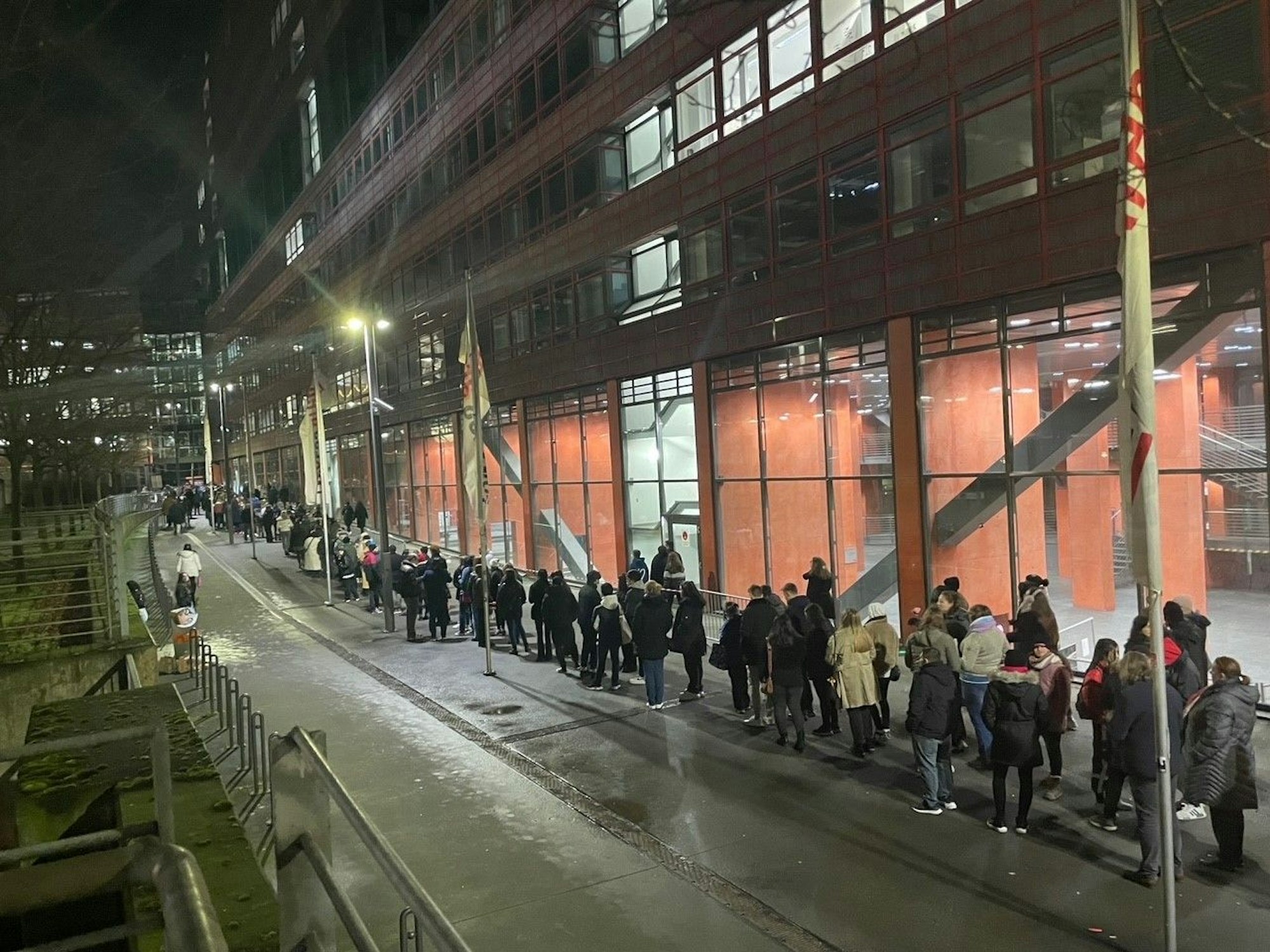Schlangen auf dem Weg in die Lanxess-Arena