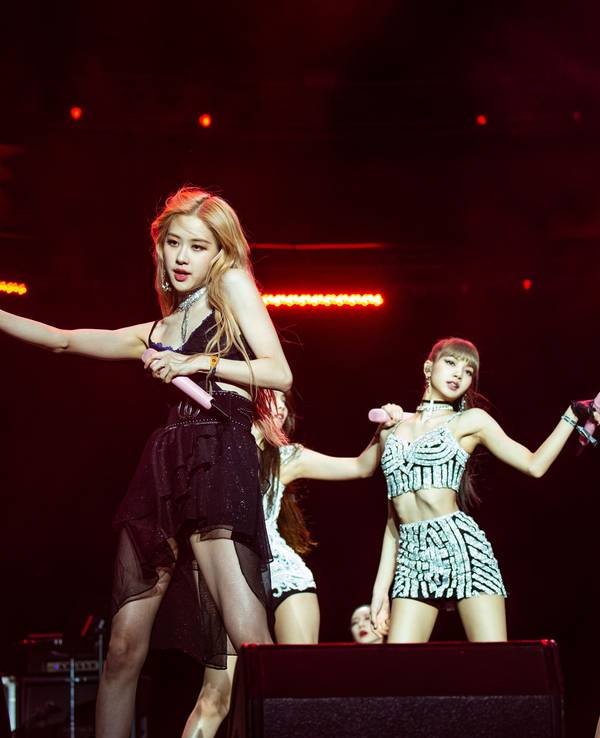 Die Mitglieder der K-Pop Band „Blackpink“ stehen beim „Coachella Music & Arts“ Festival im Empire Polo Club auf der Bühne.
