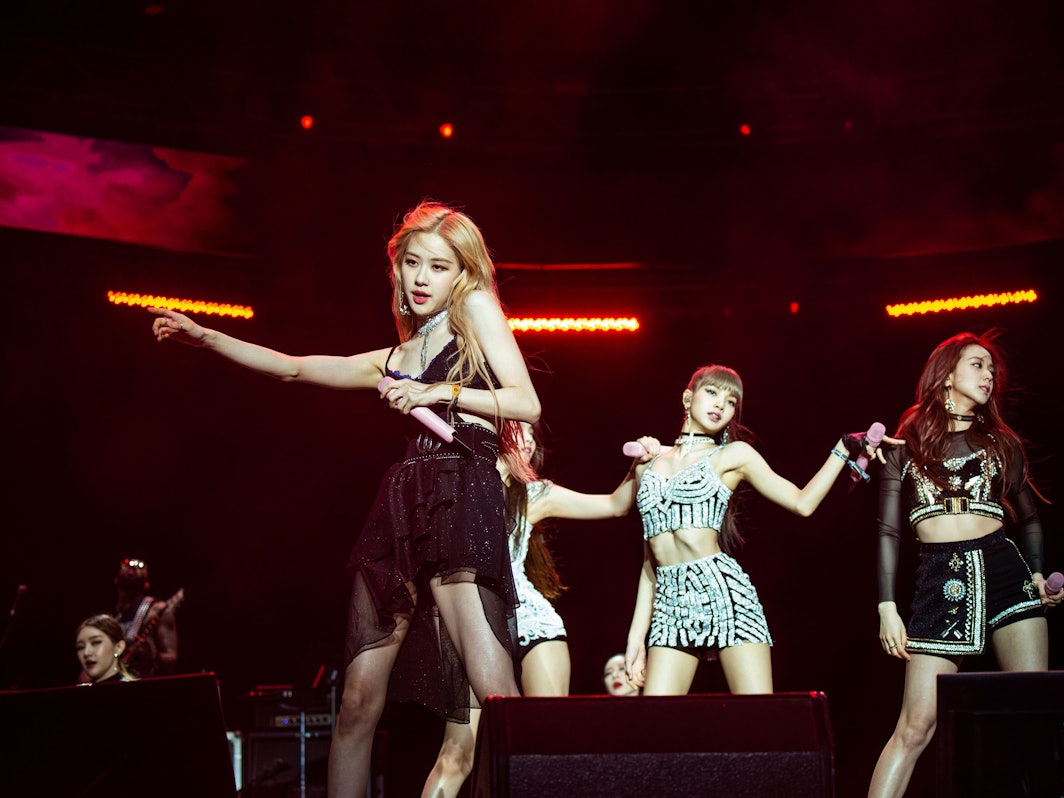Die Mitglieder der K-Pop Band „Blackpink“ stehen beim „Coachella Music & Arts“ Festival im Empire Polo Club auf der Bühne.