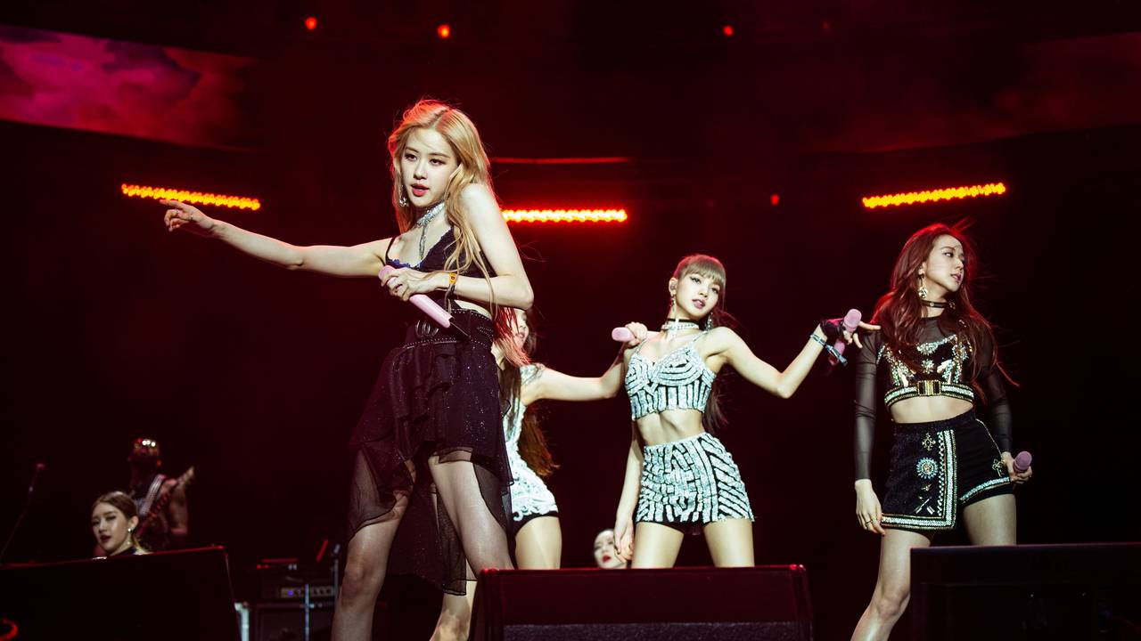 Die Mitglieder der K-Pop Band „Blackpink“ stehen beim „Coachella Music & Arts“ Festival im Empire Polo Club auf der Bühne.