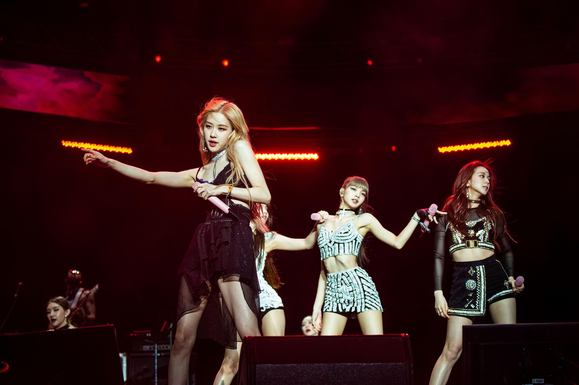 Die Mitglieder der K-Pop Band „Blackpink“ stehen beim „Coachella Music & Arts“ Festival im Empire Polo Club auf der Bühne.