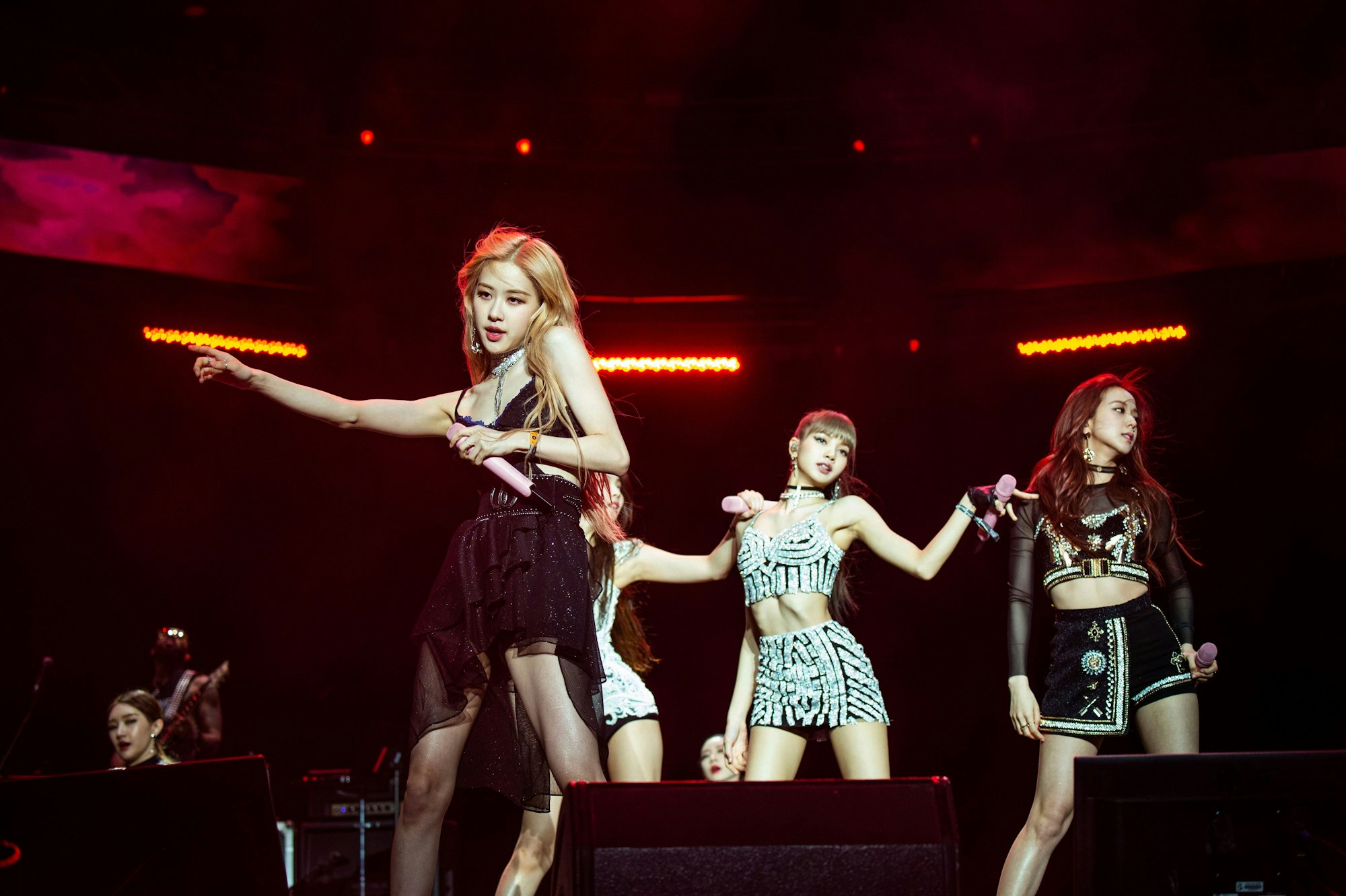Die Mitglieder der K-Pop Band „Blackpink“ stehen beim „Coachella Music & Arts“ Festival im Empire Polo Club auf der Bühne.