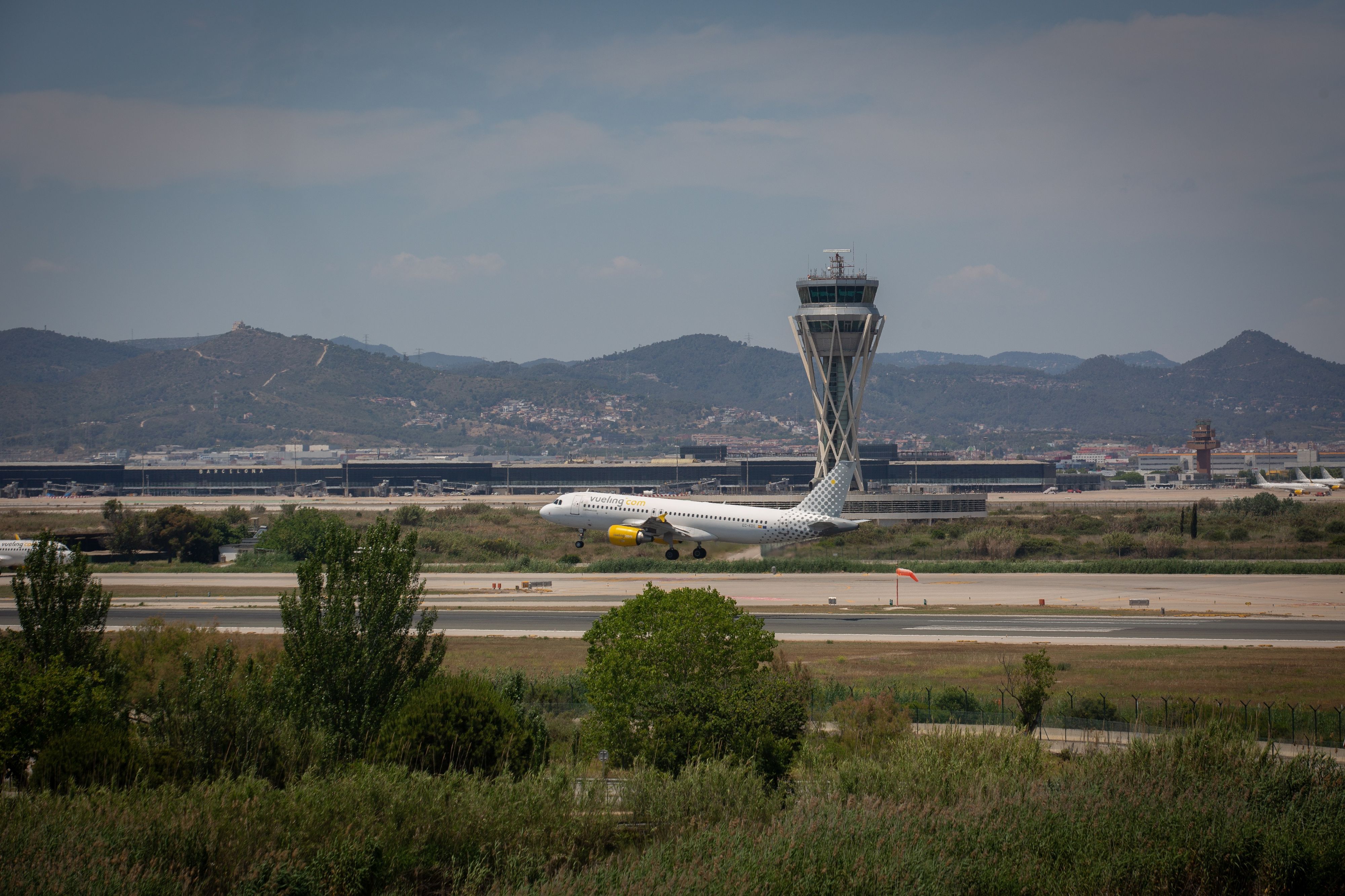 Ein Flugzeug landet auf dem Flughafen von Barcelona.
