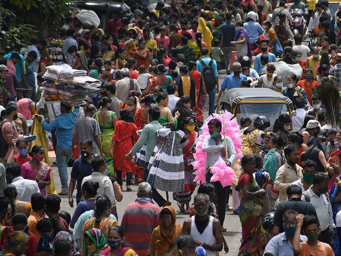 Menschen auf einem indischen Wochenmarkt