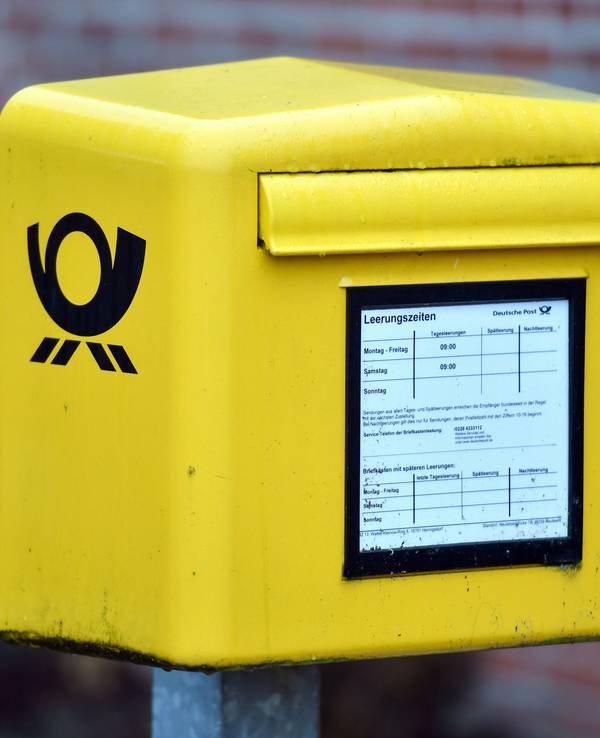 Ein Briefkasten der Deutschen Post AG.