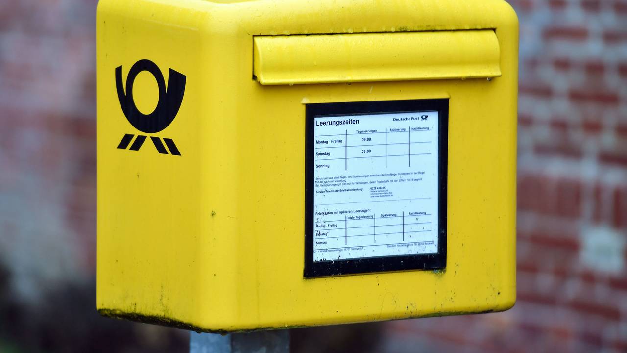 Ein Briefkasten der Deutschen Post AG.