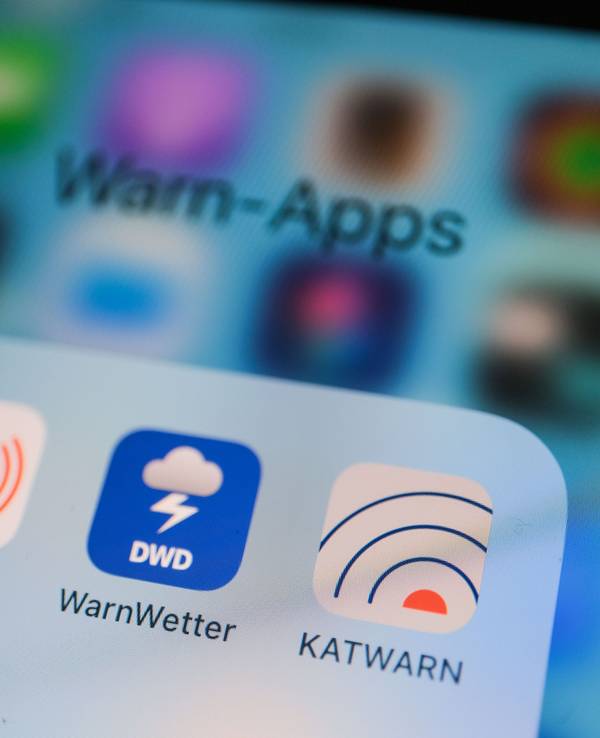 Warn-Apps auf einem Smartphone. Am 8. Dezember 2022 ist bundesweiter Warntag.