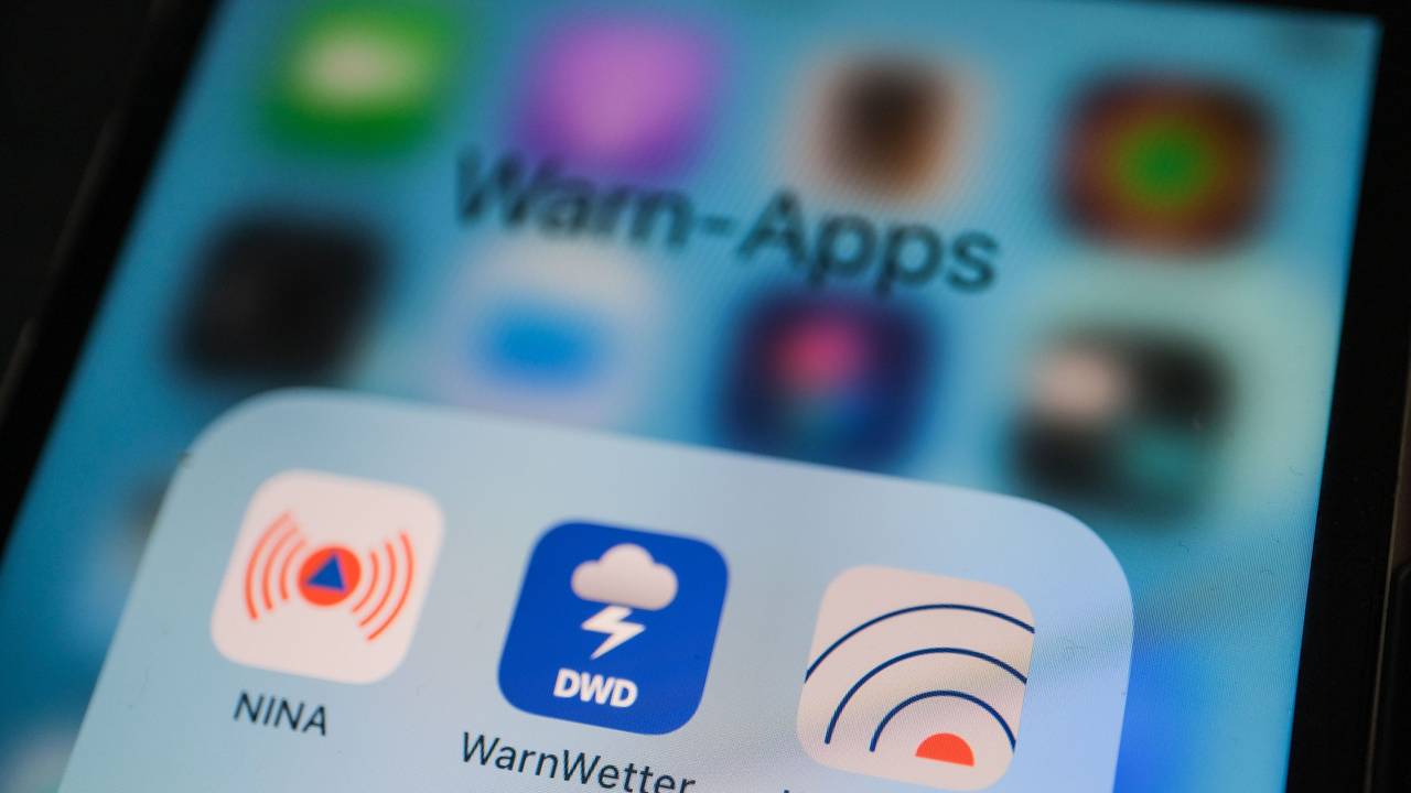 Warn-Apps auf einem Smartphone. Am 8. Dezember 2022 ist bundesweiter Warntag.