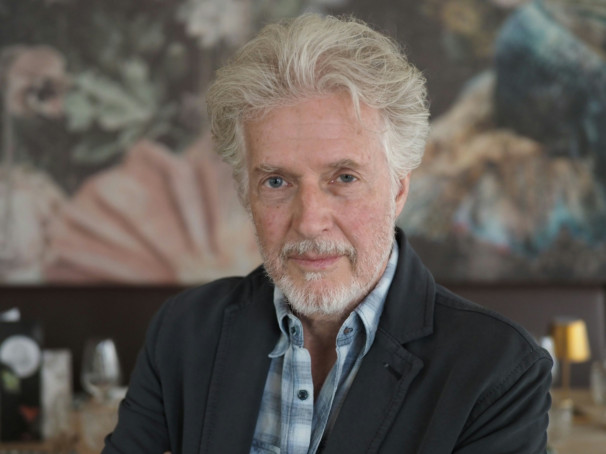Der Kölner Autor Frank Schätzing schaut in die Kamera.