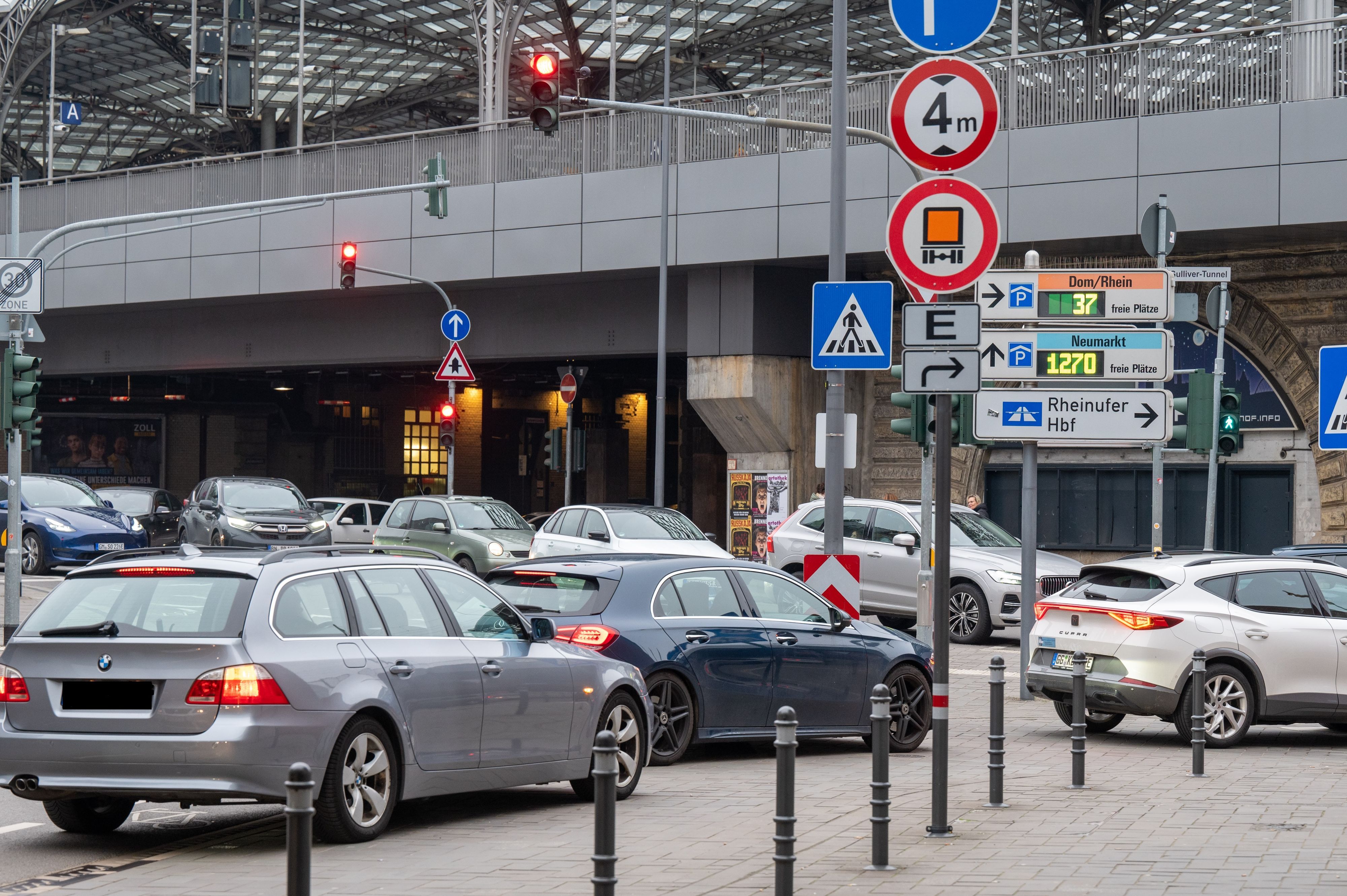 Viele Autos sorgen für Stau am Rheinufertunnel in Köln. Am 2. Advent war wegen des verkaufsoffenen Sonntags viel los.