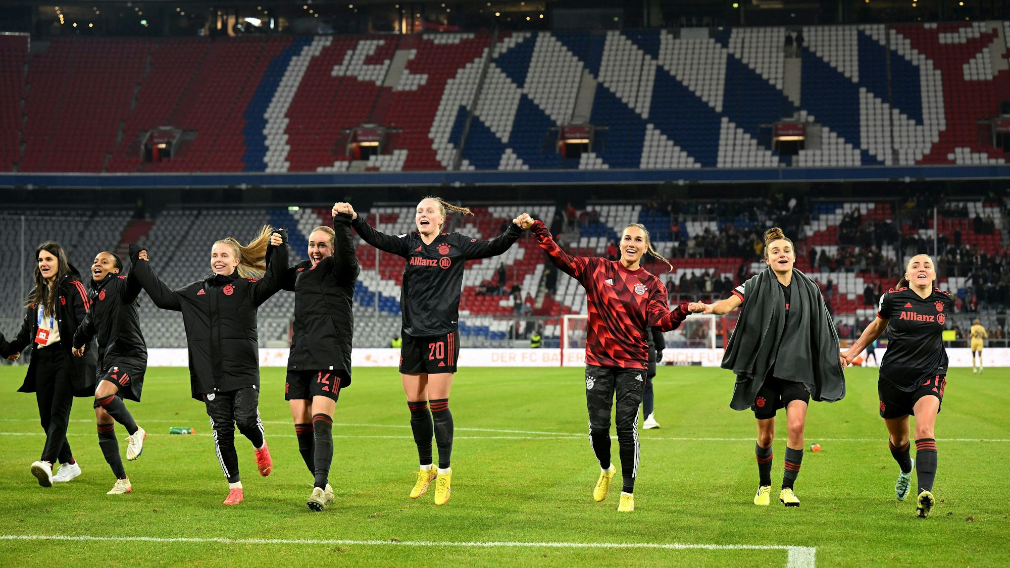 Bayern-München-Frauen feiern den Sieg.