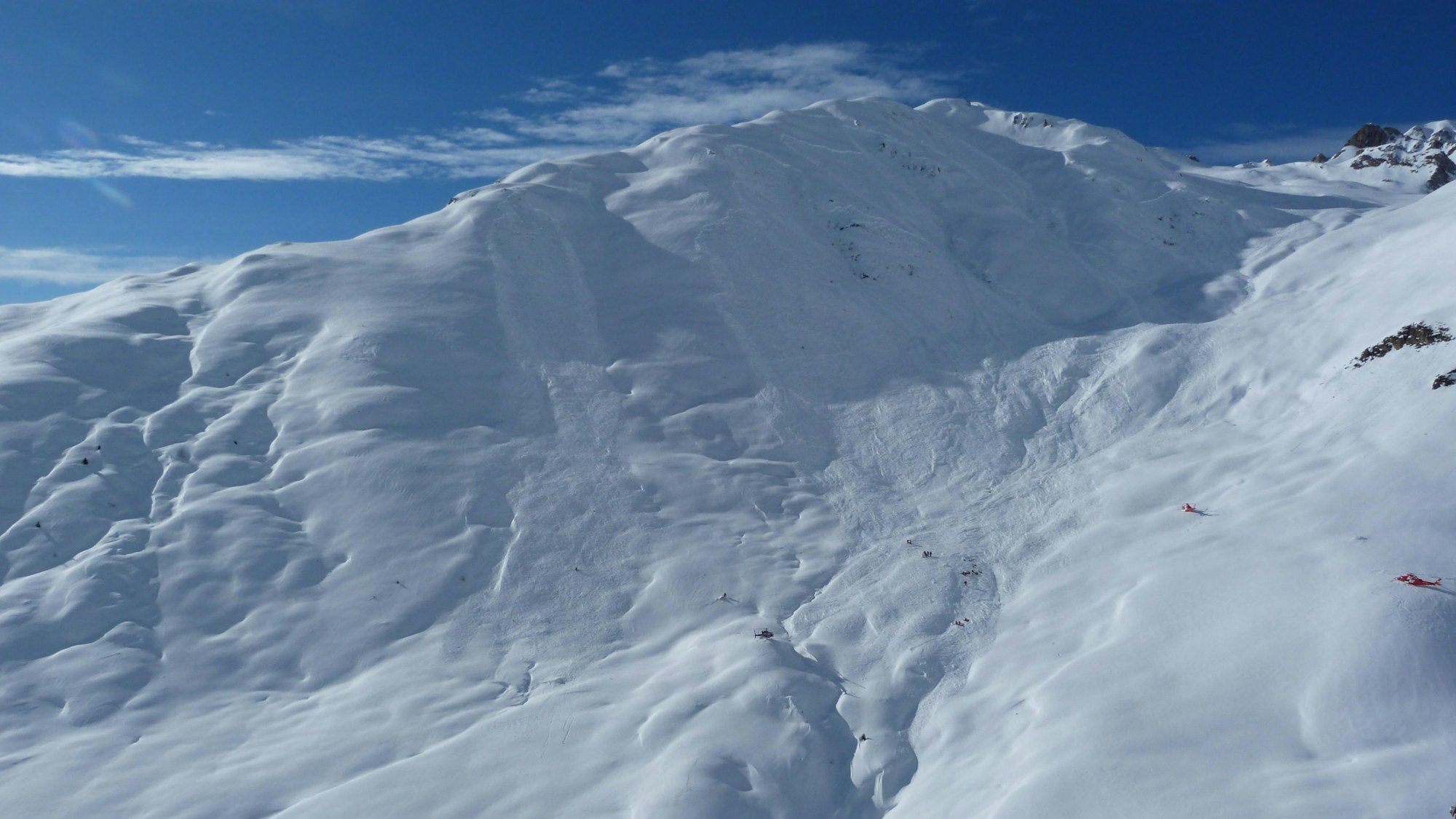 Der Lawinenkegel nach einem Lawinenabgang an der tirolerisch-schweizerischen Grenze in Spiss.