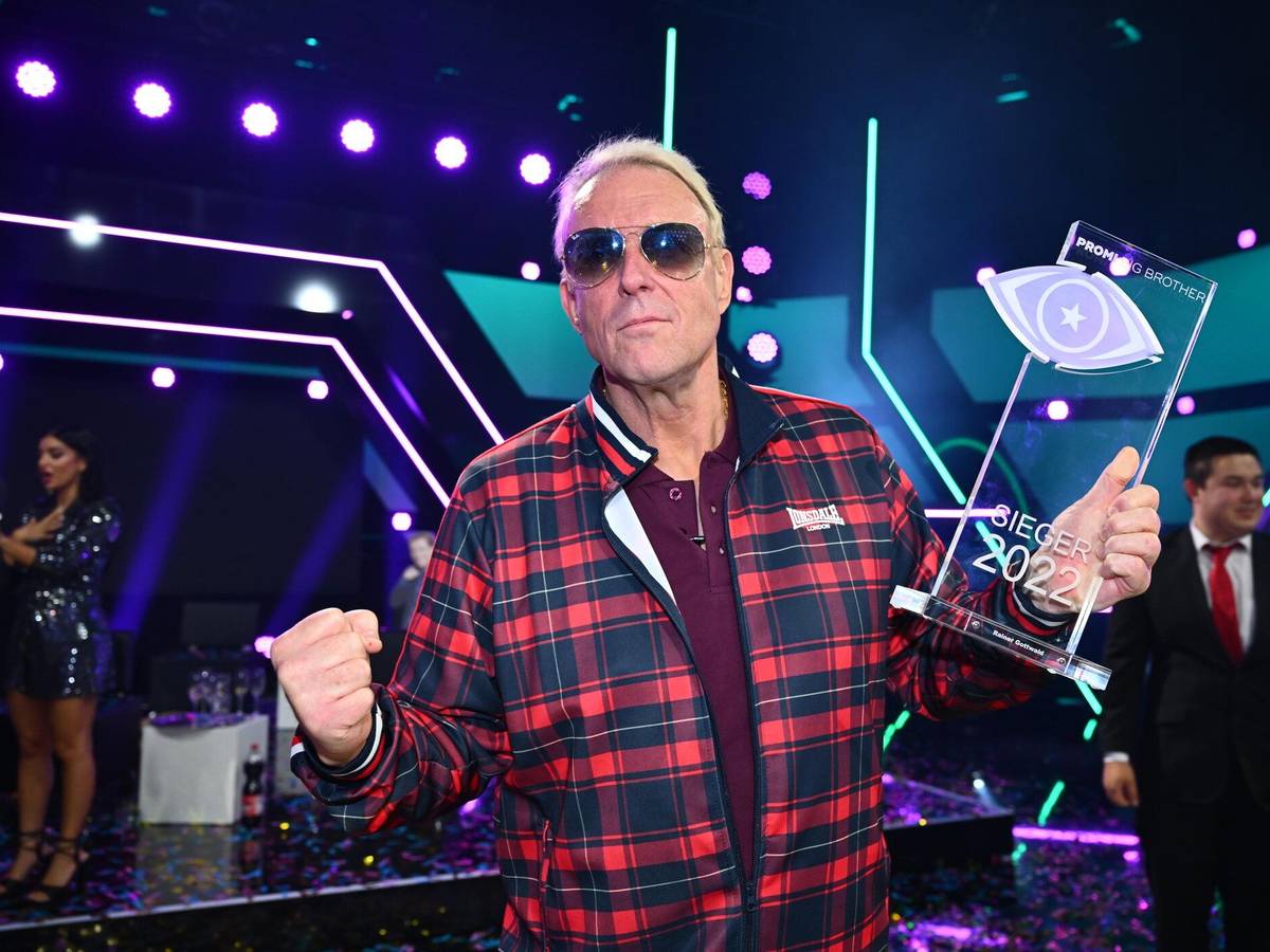 Rainer Gottwald hält den „Promi Big Brother“-Pokal in den Händen.