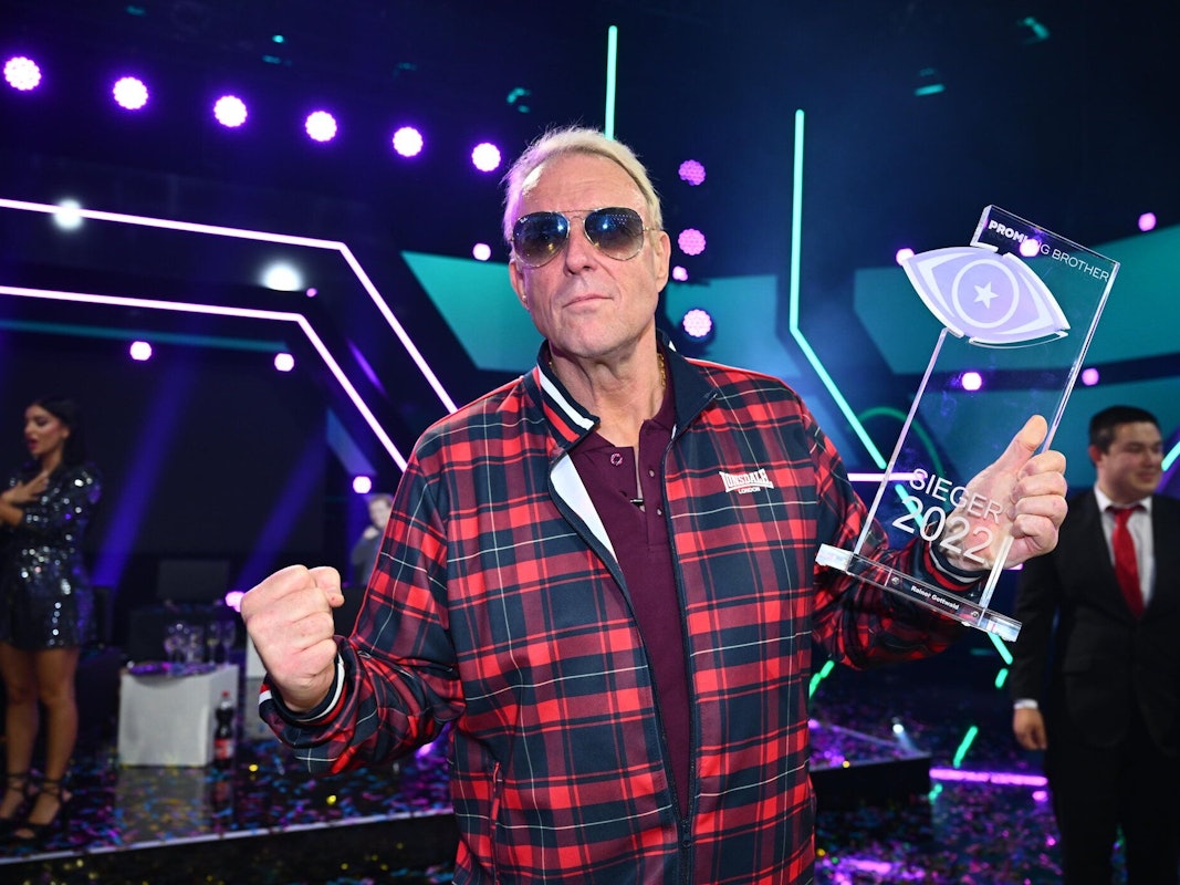 Rainer Gottwald hält den „Promi Big Brother“-Pokal in den Händen.