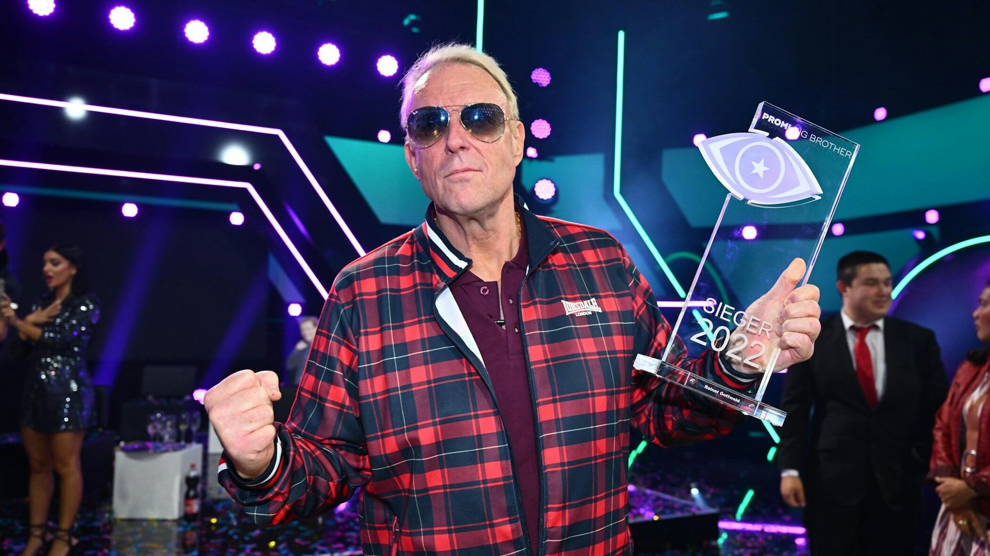 Rainer Gottwald hält den „Promi Big Brother“-Pokal in den Händen.