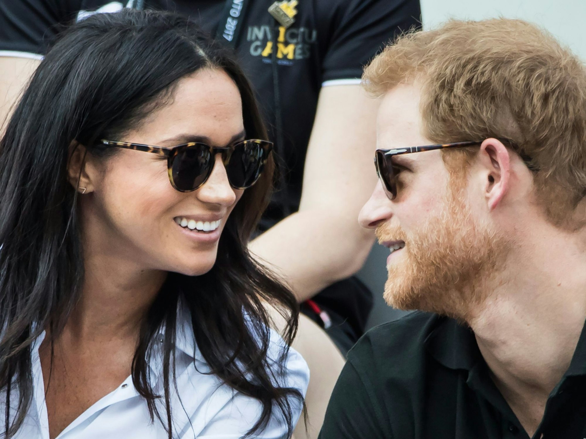 Der britische Prinz Harry und die US-Schauspielerin Meghan Markle schauen sich in Toronto (Kanada) im Rahmen der Invictus Games ein Rollstuhltennis-Spiel an.
