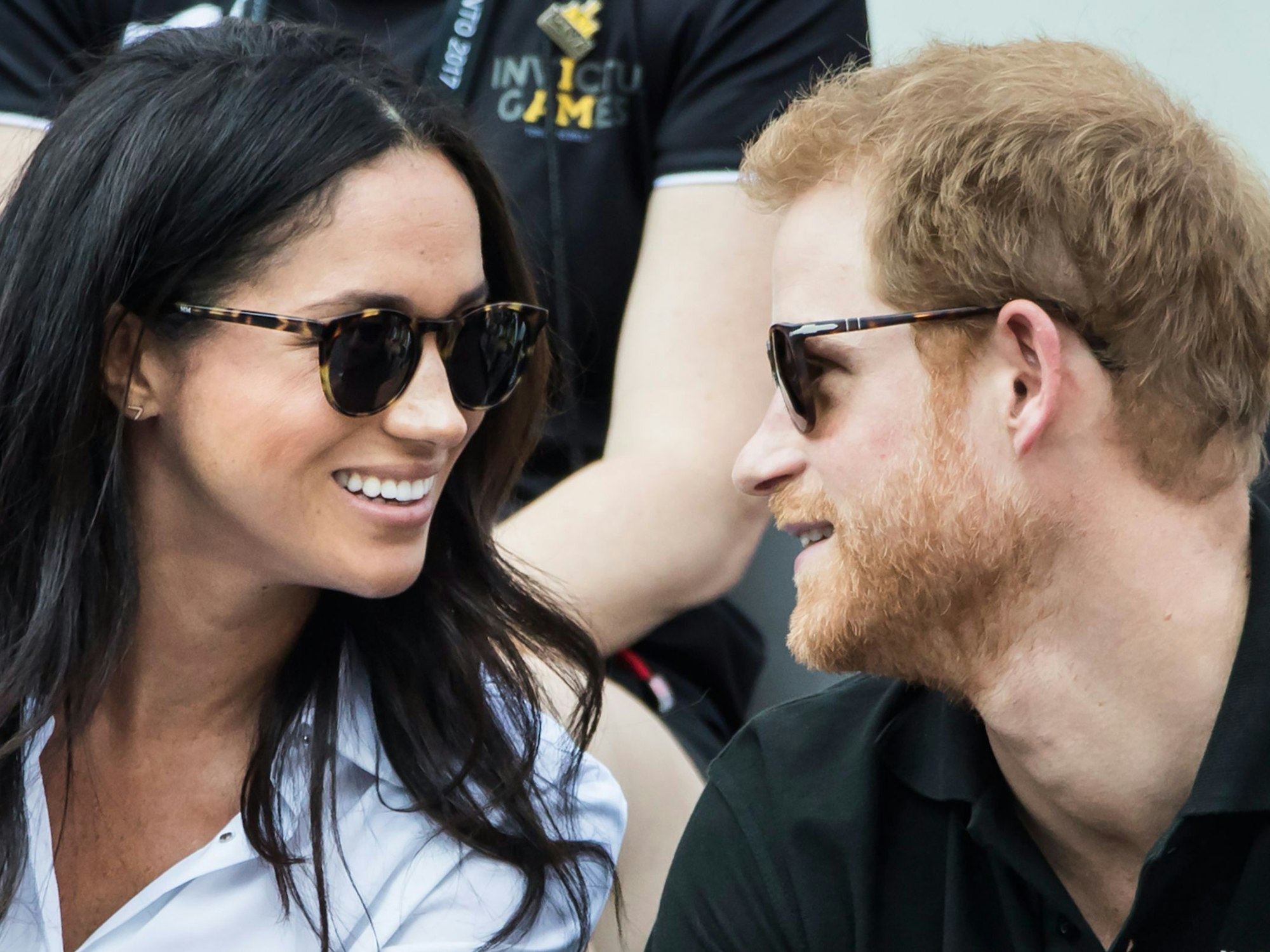 Der britische Prinz Harry und die US-Schauspielerin Meghan Markle schauen sich am 25. September 2017 in Toronto (Kanada) im Rahmen der Invictus Games ein Rollstuhltennis-Spiel an.