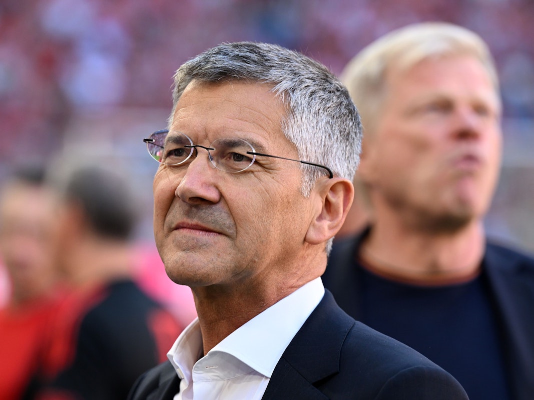 Münchens Präsident Herbert Hainer (l) und Münchens Vorstandsvorsitzender Oliver Kahn sind vor dem Spiel im Stadion.