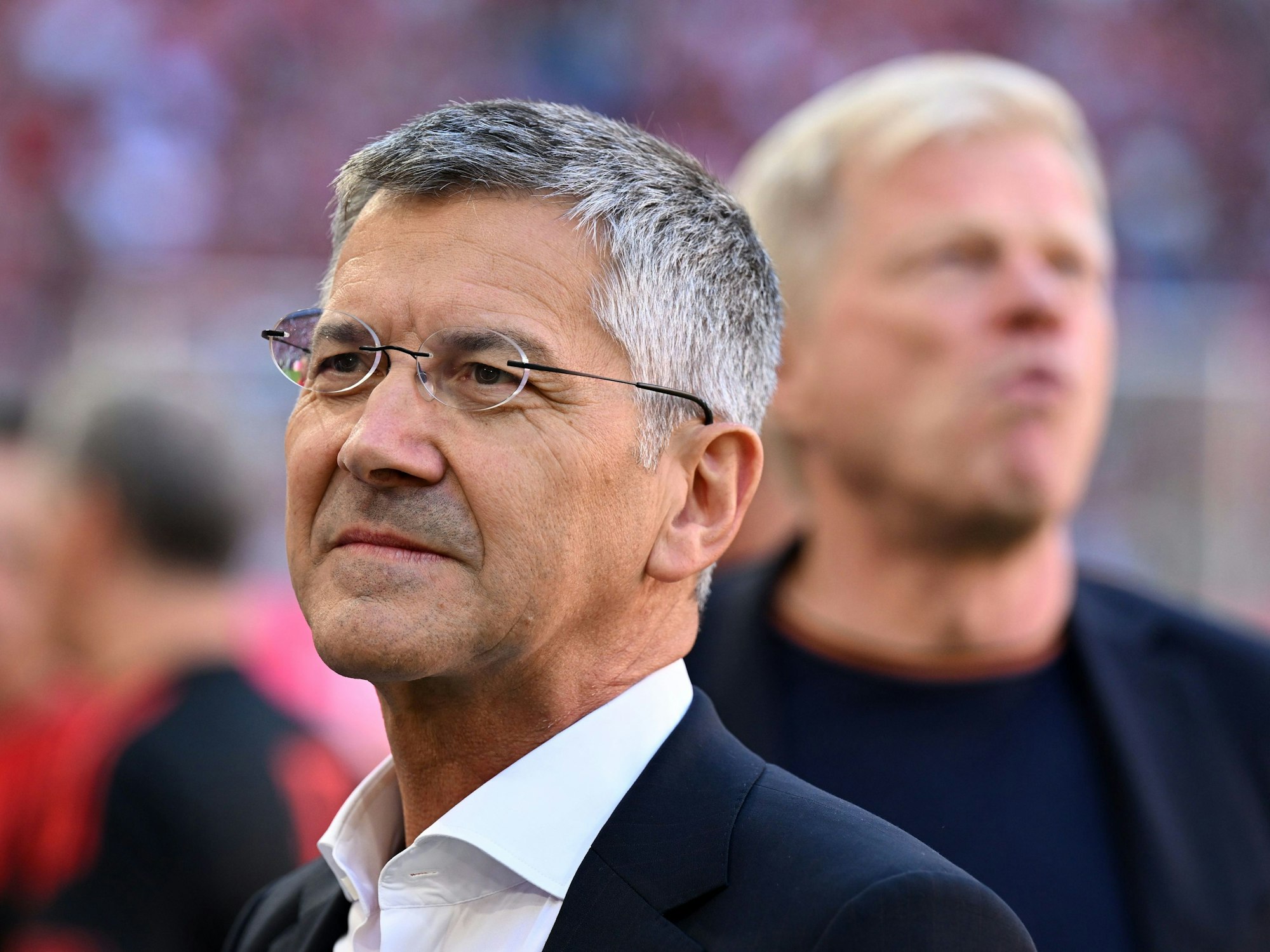 Münchens Präsident Herbert Hainer (l) und Münchens Vorstandsvorsitzender Oliver Kahn sind vor dem Spiel im Stadion.