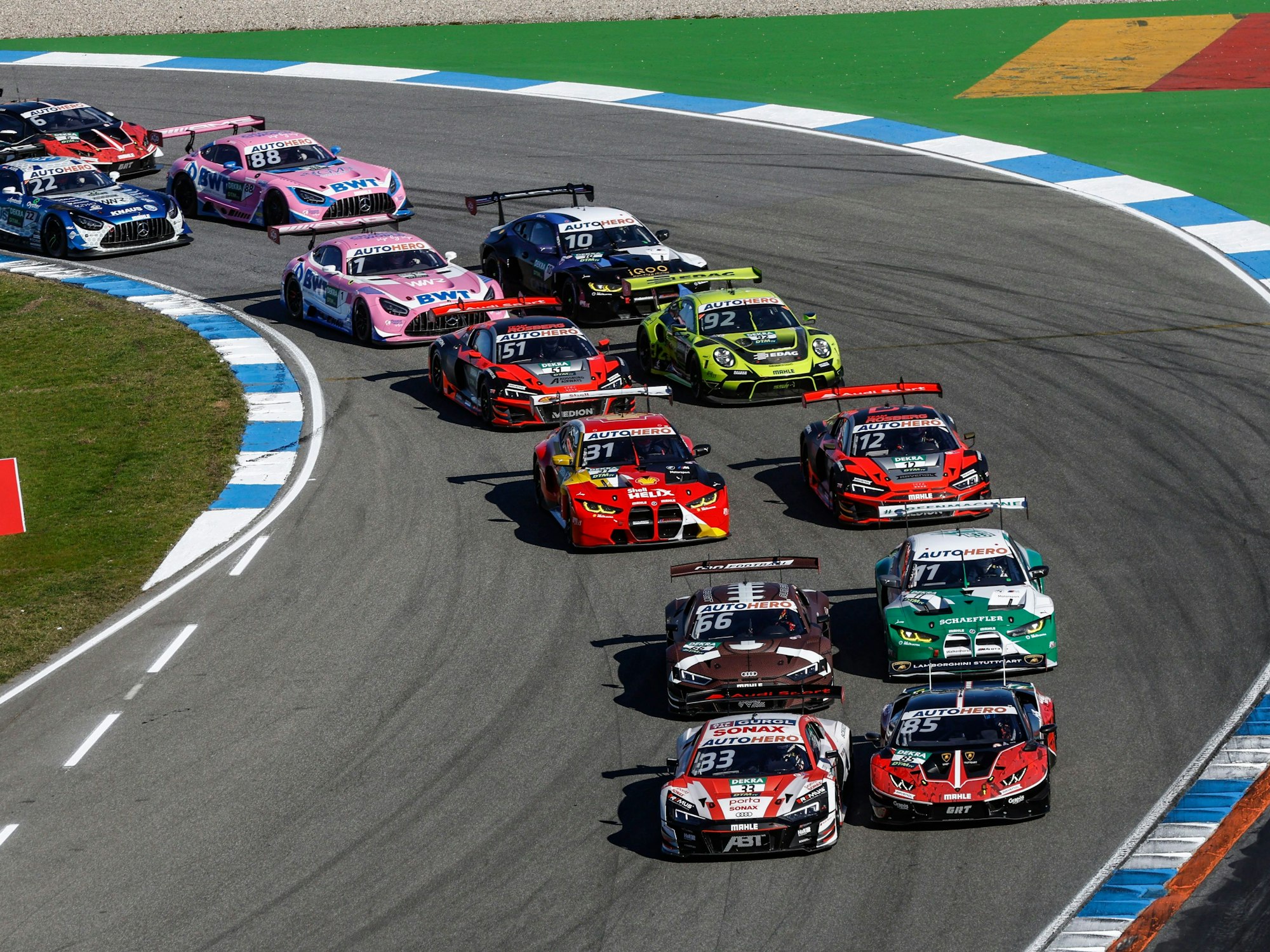 DTM auf dem Hockenheimring: Das Fahrerfeld ist im letzten Rennen der Saison auf der Strecke.