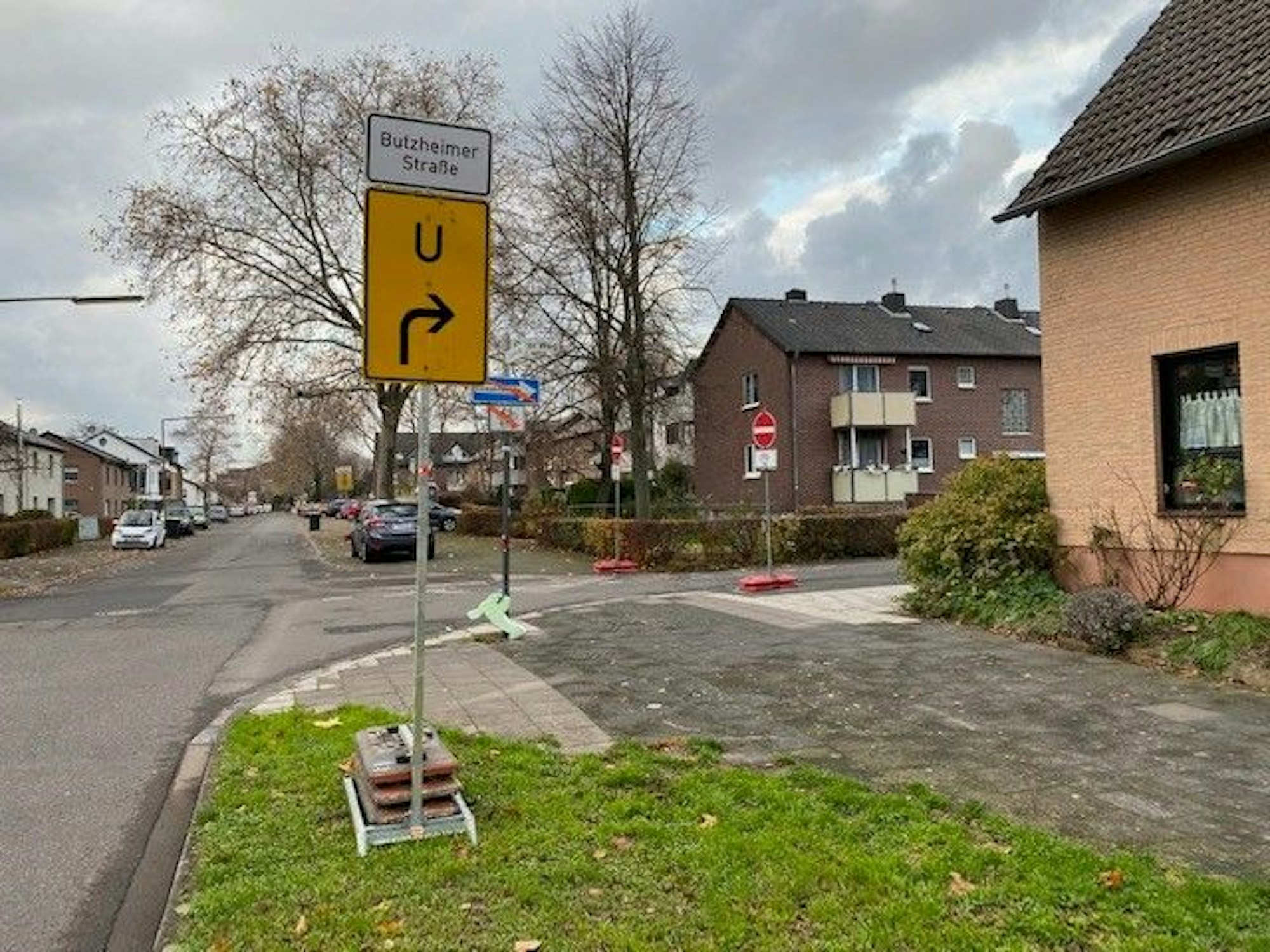 Ein Umleitungsschild in einem Wohngebiet zeigt falsch herum in eine Einbahnstraße.