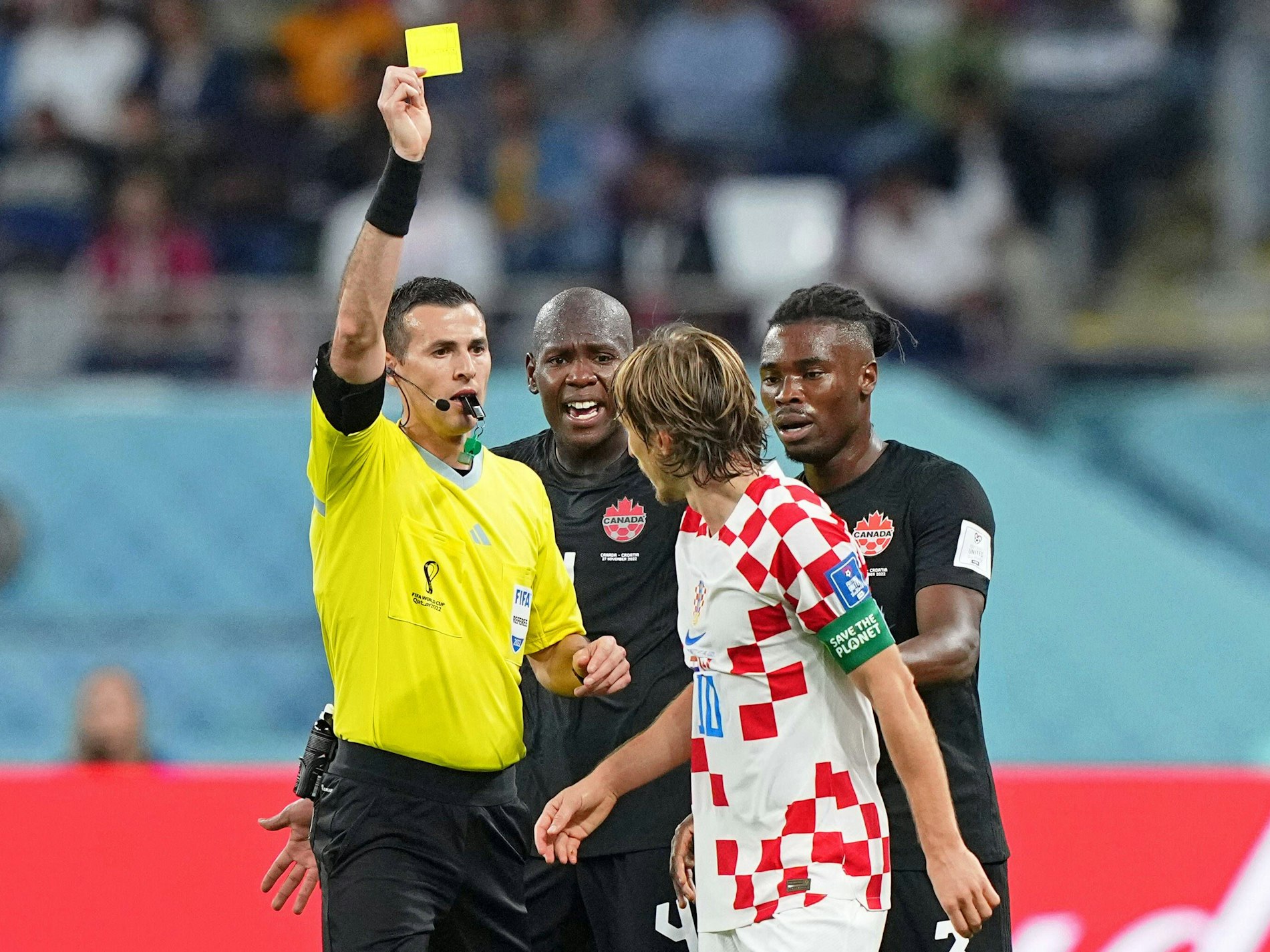 Schiedsrichter Andres Matonte zeigt Luka Modric und Kamal Miller im WM-Gruppenspiel zwischen Kroatien und Kanada am 27. November 2022 die Gelbe Karte.