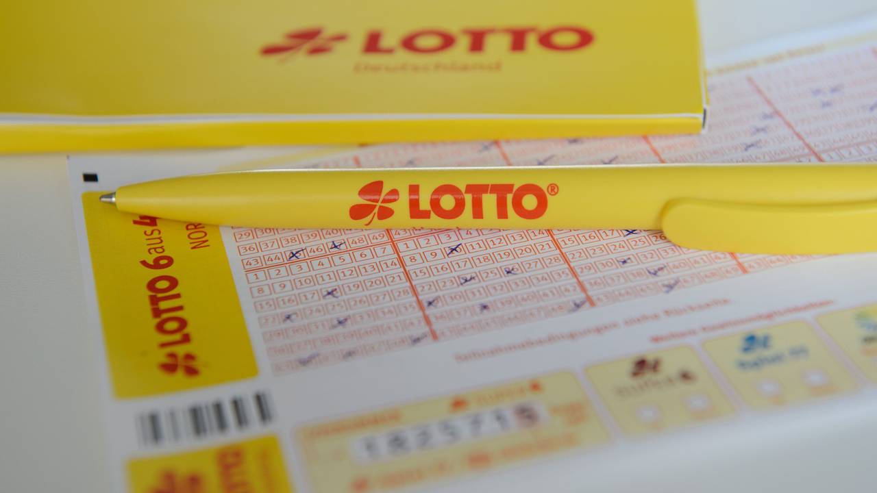 Zusehen sind ausgefüllte Lottoscheine aus der „6 aus 49“ Ziehung. (Symbolbild)