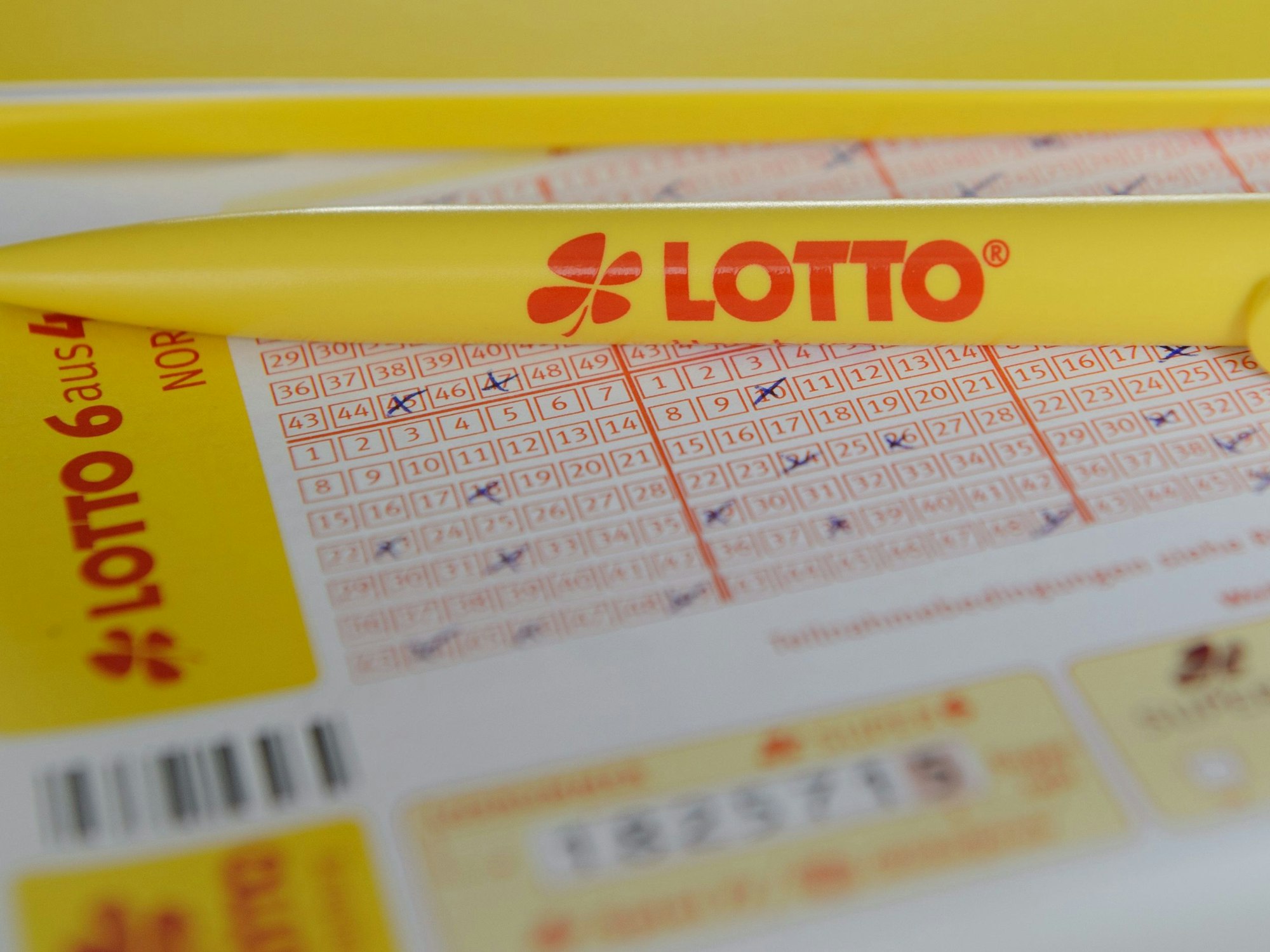 Zusehen sind ausgefüllte Lottoscheine aus der „6 aus 49“ Ziehung. (Symbolbild)