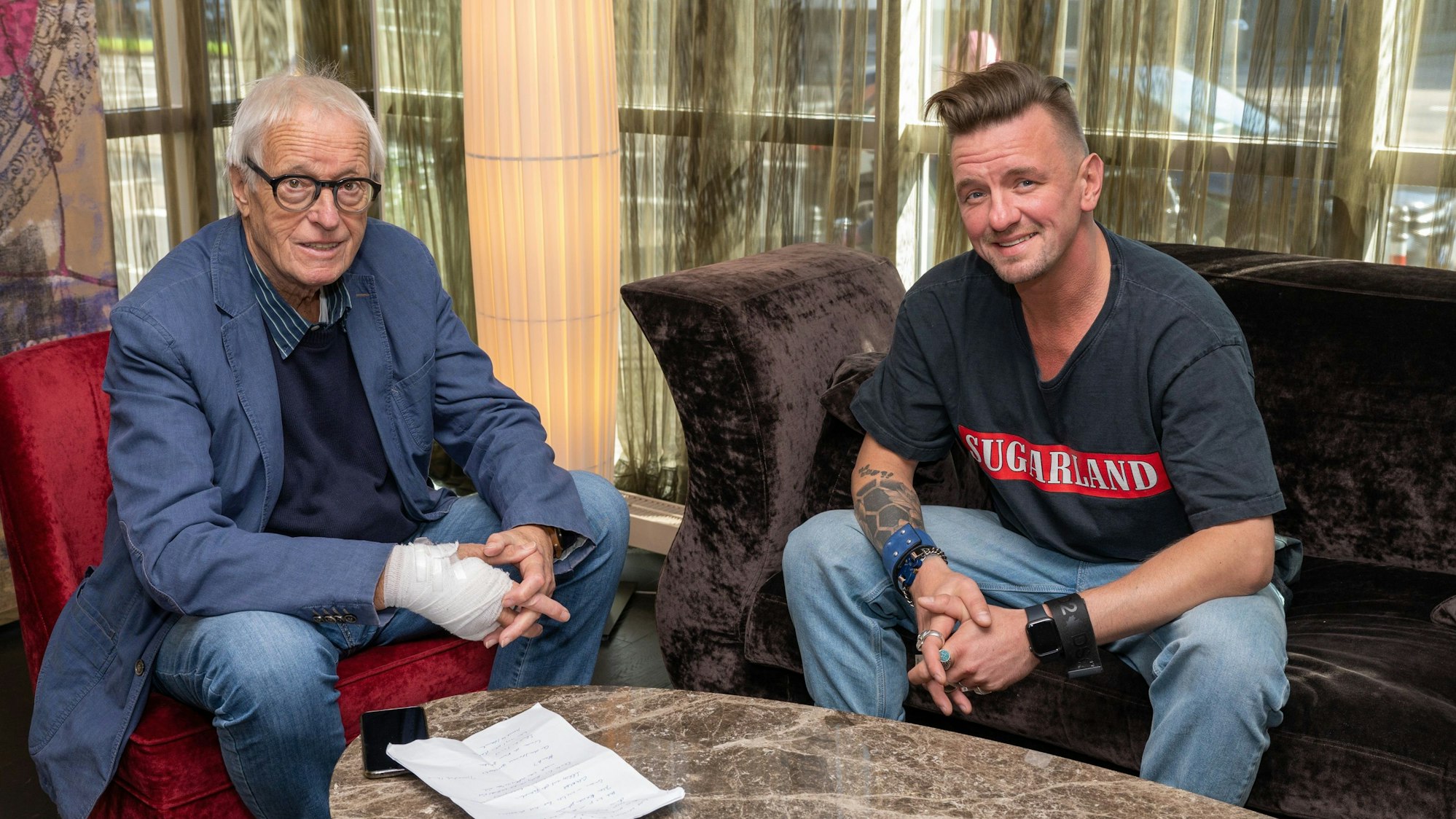 Schlagersänger Ben Zucker mit Horst Stellmacher beim Interview für EXPRESS.de im Hotel Savoy am 29. September 2022 in Köln.