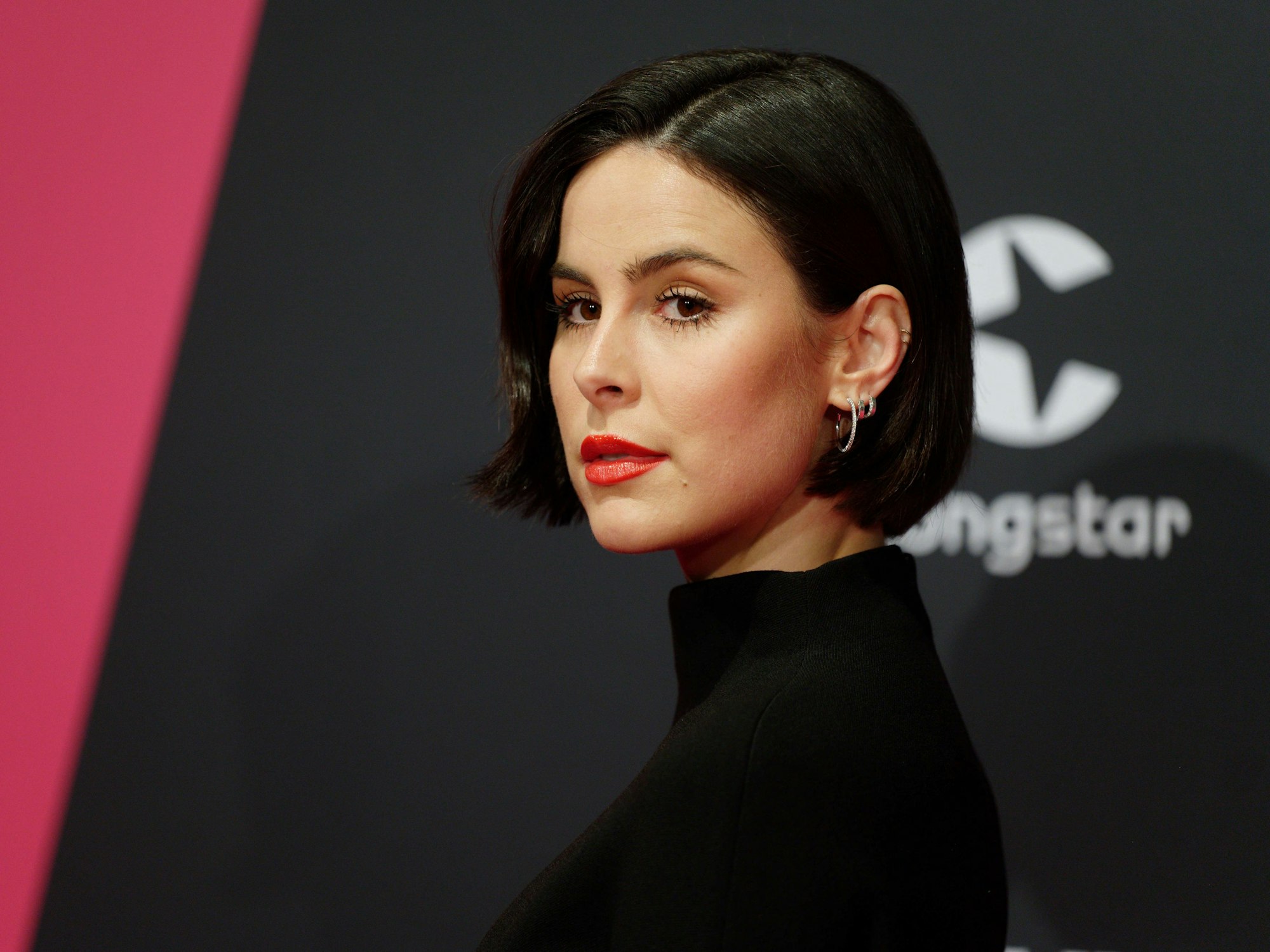 Lena Meyer-Landrut kommt über den Roten Teppich zur Verleihung der 1Live Krone in der Jahrhunderthalle.
