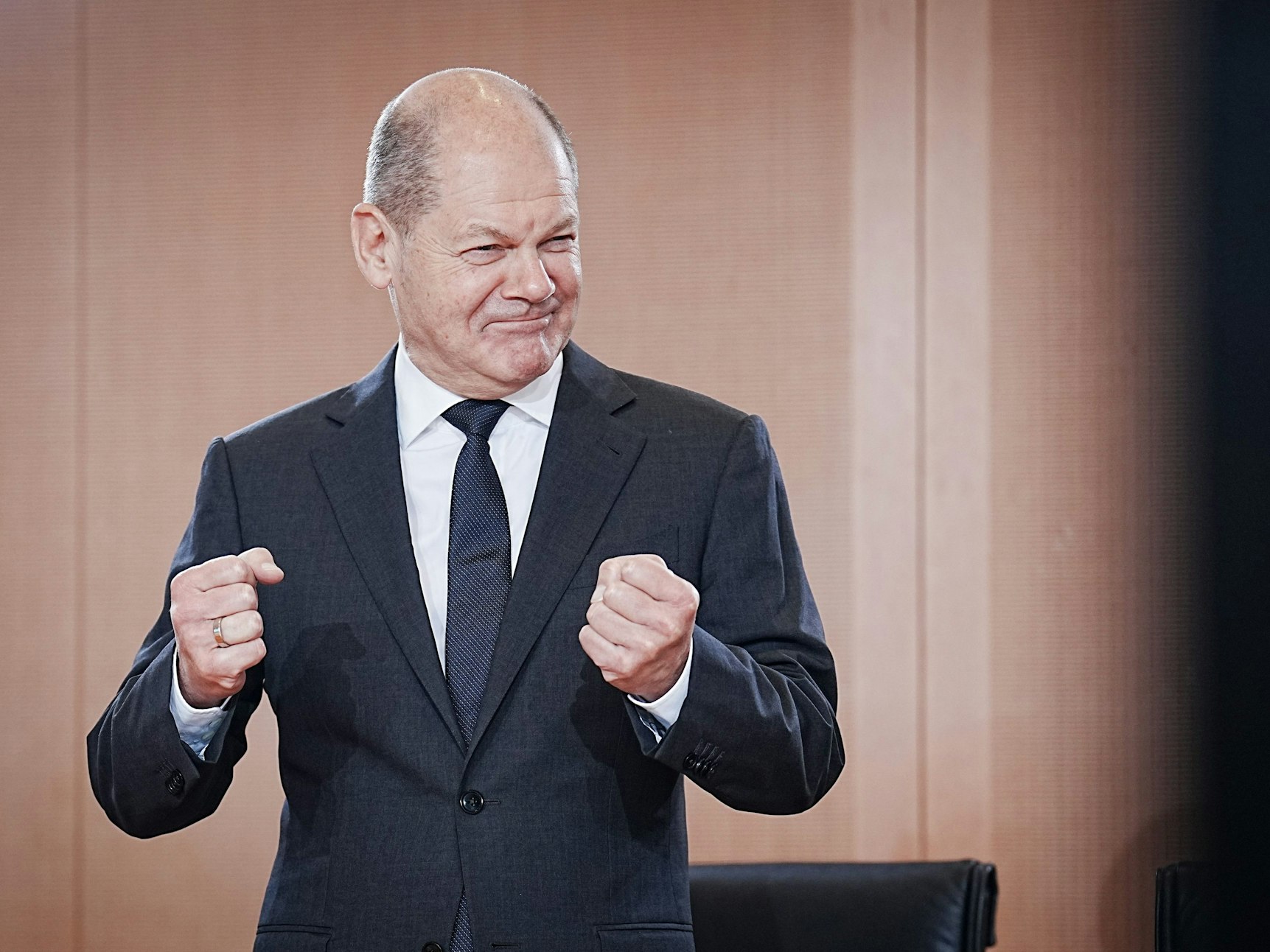 Bundeskanzler Olaf Scholz (SPD) hält während der Sitzung des Bundeskabinetts anlässlich des ersten Geburtstags der Ampelkoalition eine kurze Ansprache im Bundeskanzleramt.